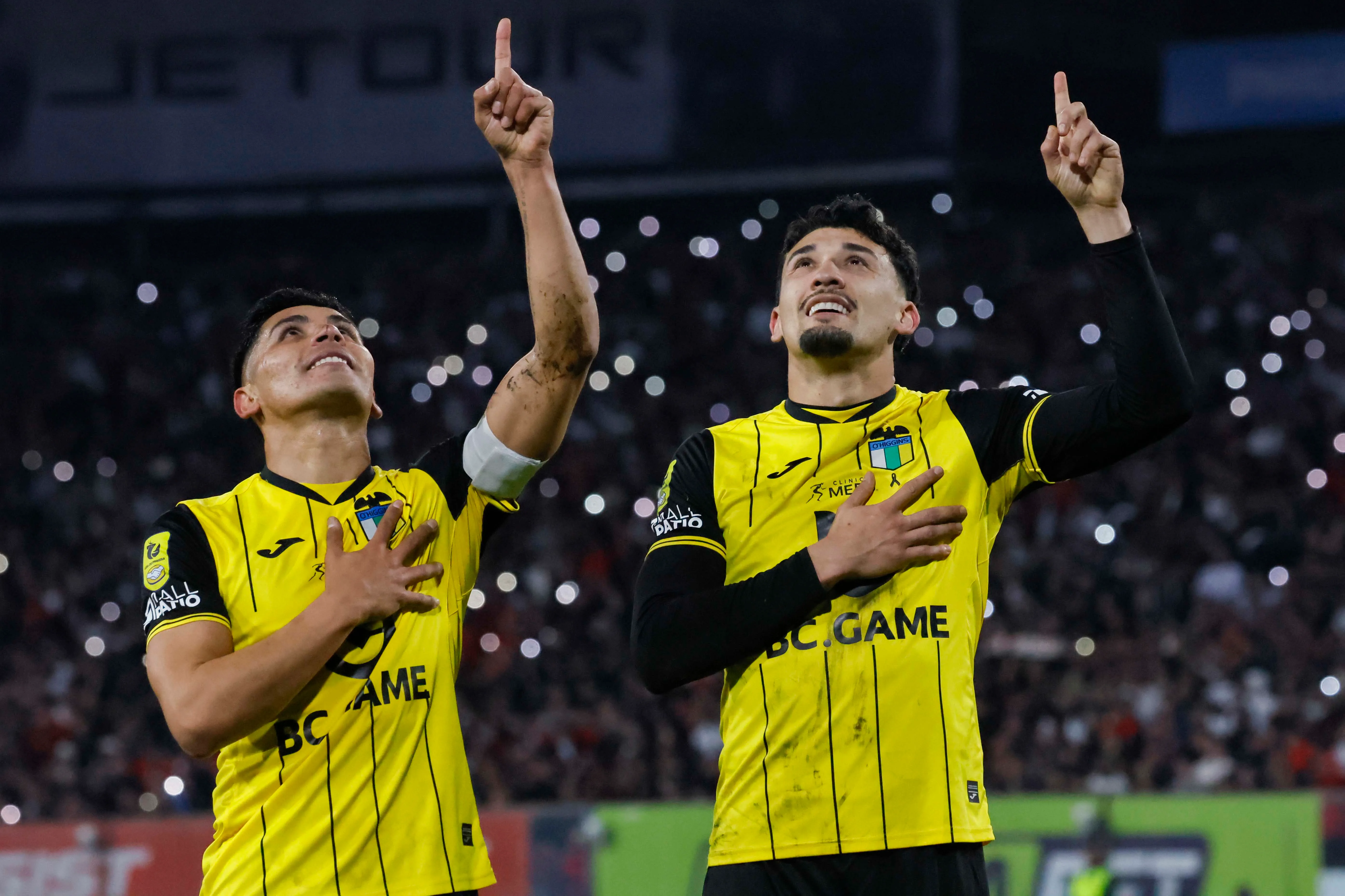 Arnaldo y su clásica celebración con Luis Pavez /Photosport