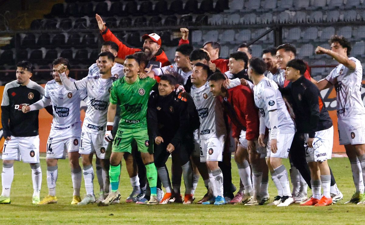 Tres partidos por 10 mil: Deportes Limache saca aplausos con promoción en la Liga de Primera