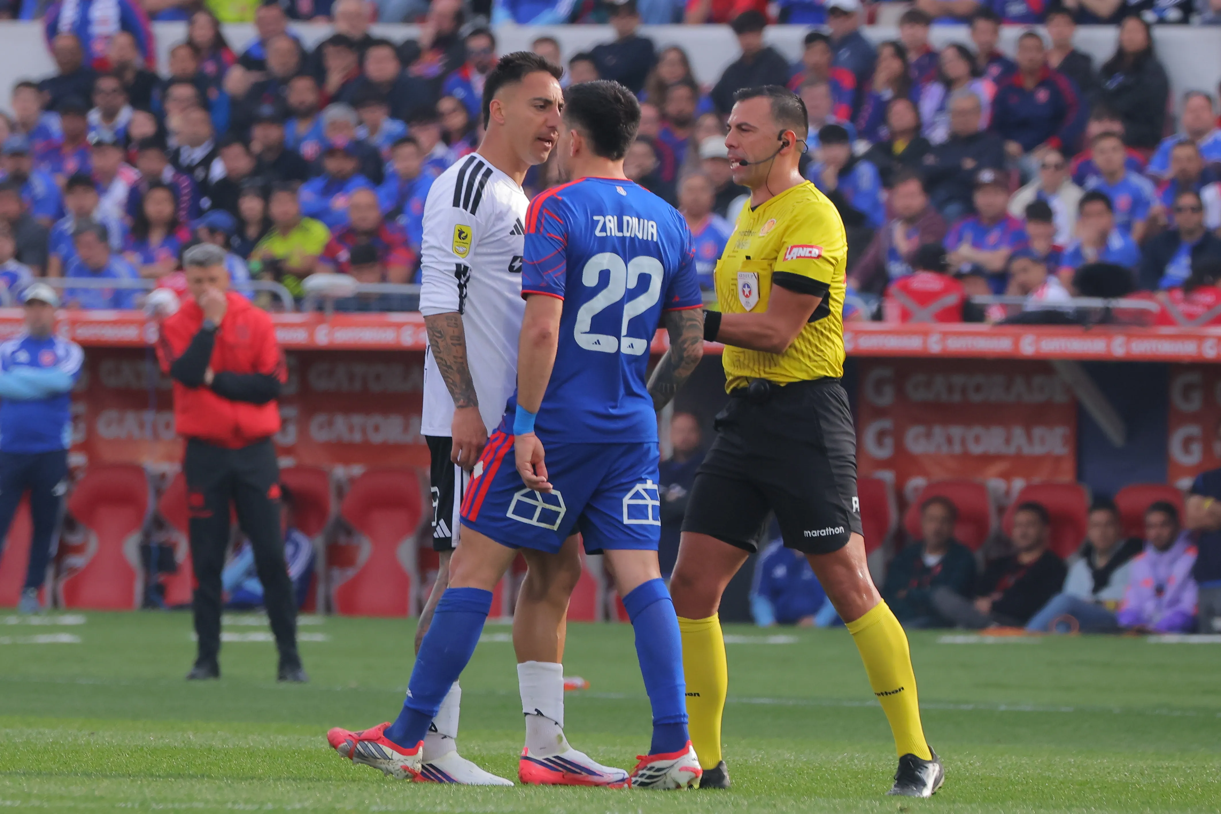 Matías Zaldivia en el picante cruce que tuvo con Javier Correa en el Superclásico 200. (Andrés Piña/Photosport).