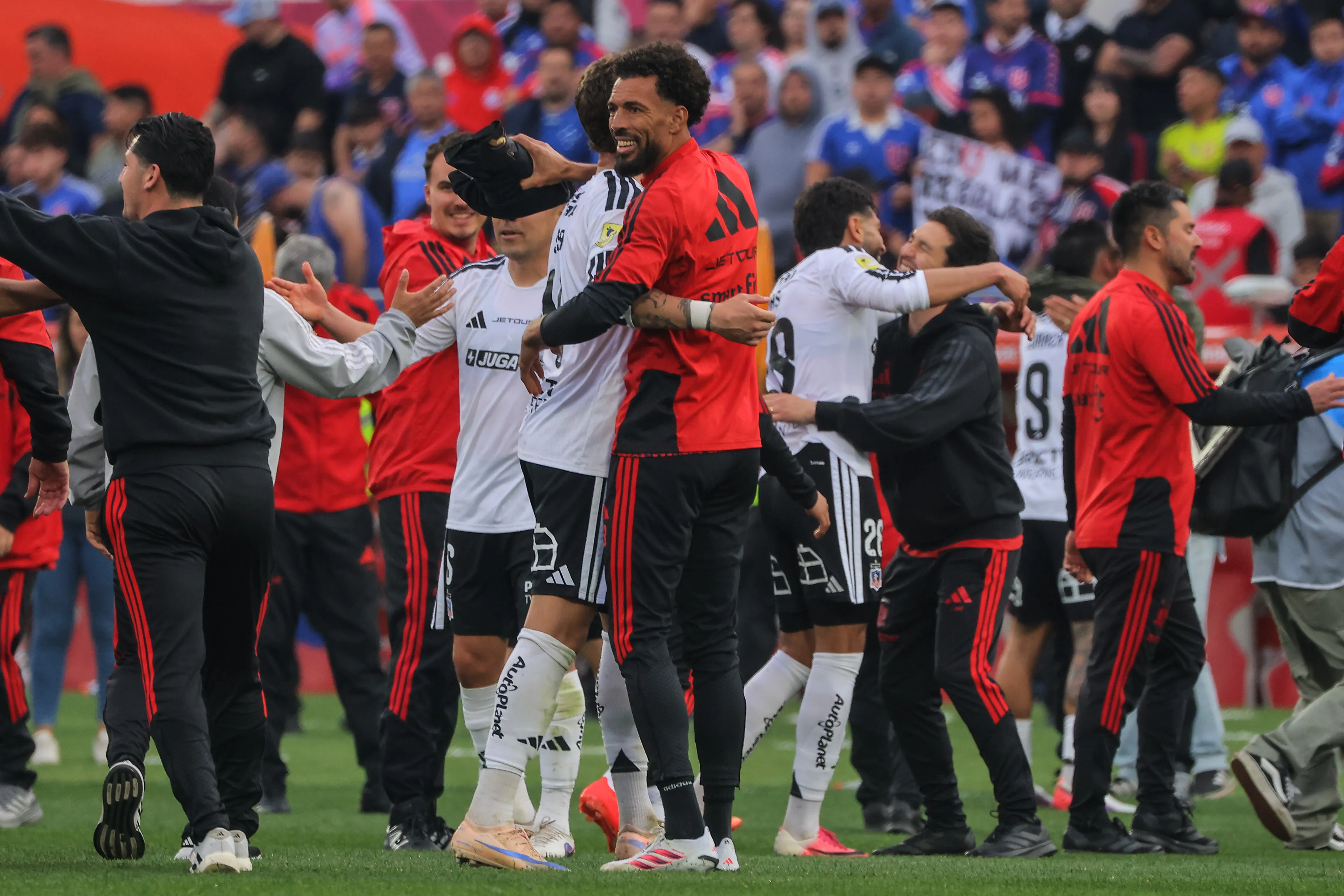 Vozinha celebra la victoria alba en el Superclásico 200. (Luis Quinteros/Photosport).