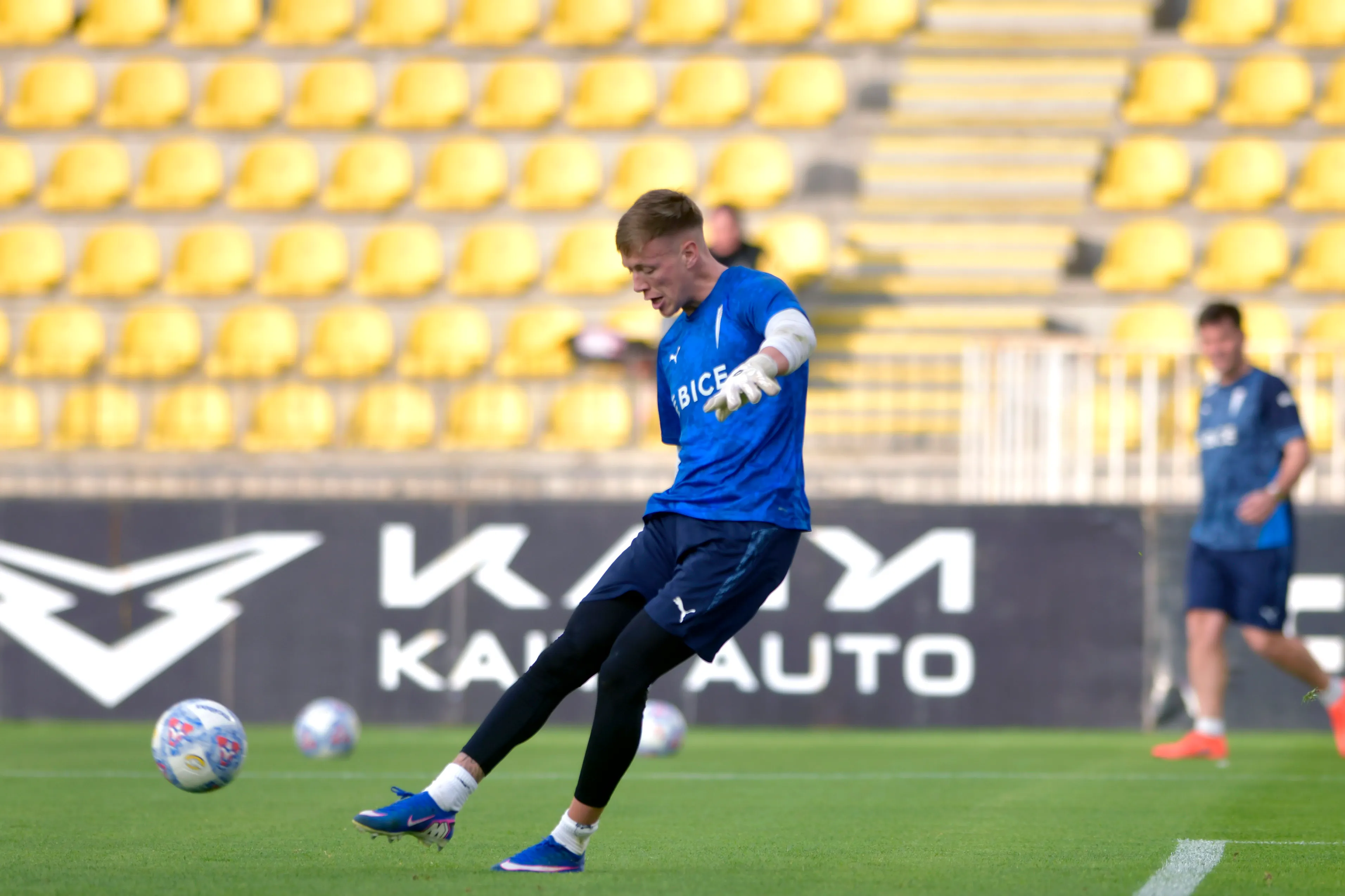 Vicente Bernedo en el calentamiento previo al partido frente a los aurinegros. (Alejandro Pizarro Ubilla/Photosport).
