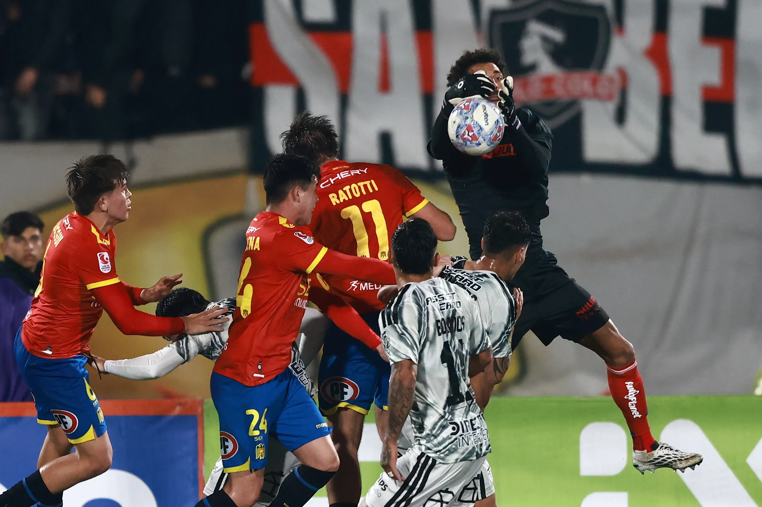 Vozinha pasó susto por ese balón que se le resbaló de las manos. (Felipe Zanca/Photosport).
