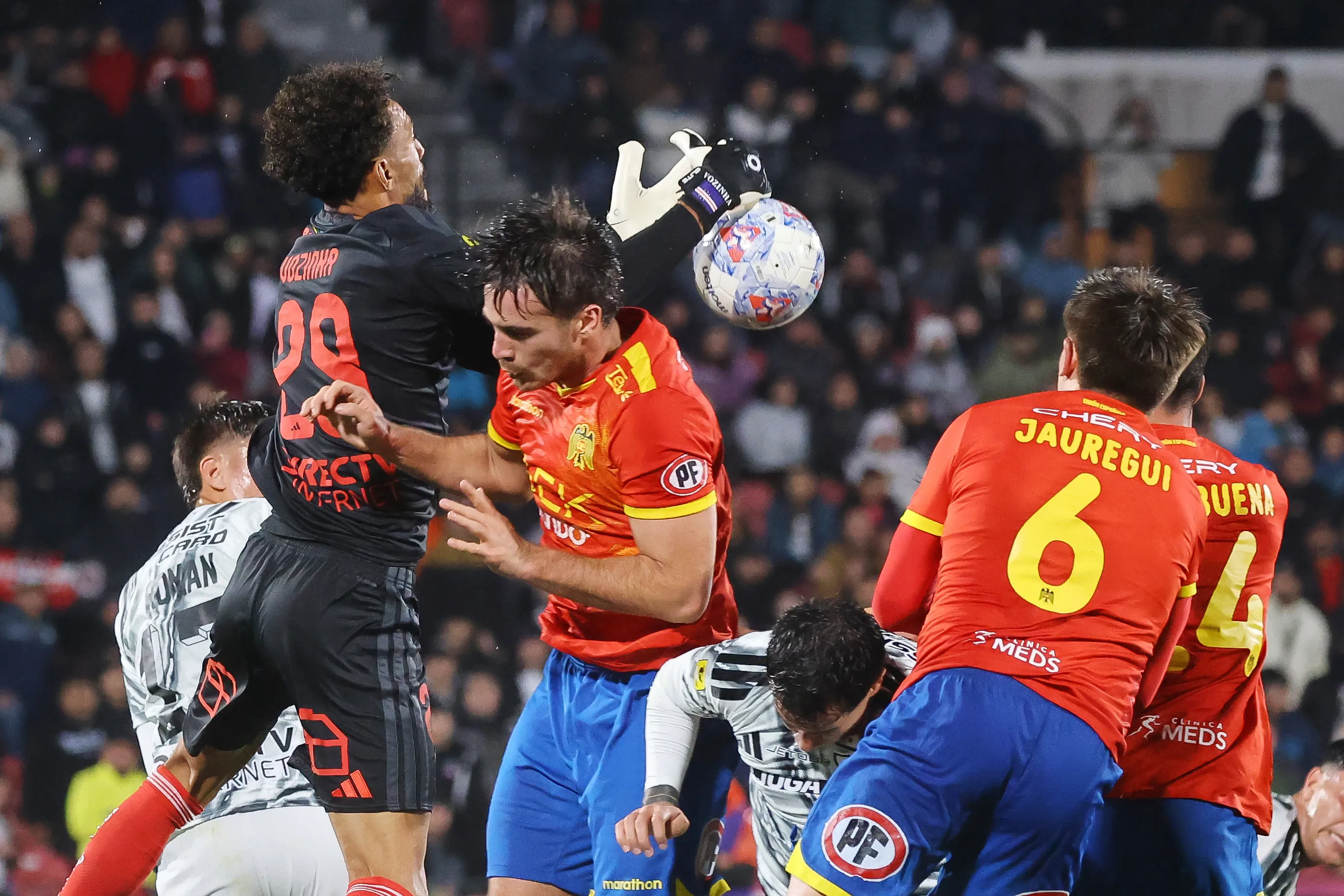 Uno de los balones aéreos en los que Vozinha dejó dudas frente a la Unión Española. (Jonnathan Oyarzun/Photosport).