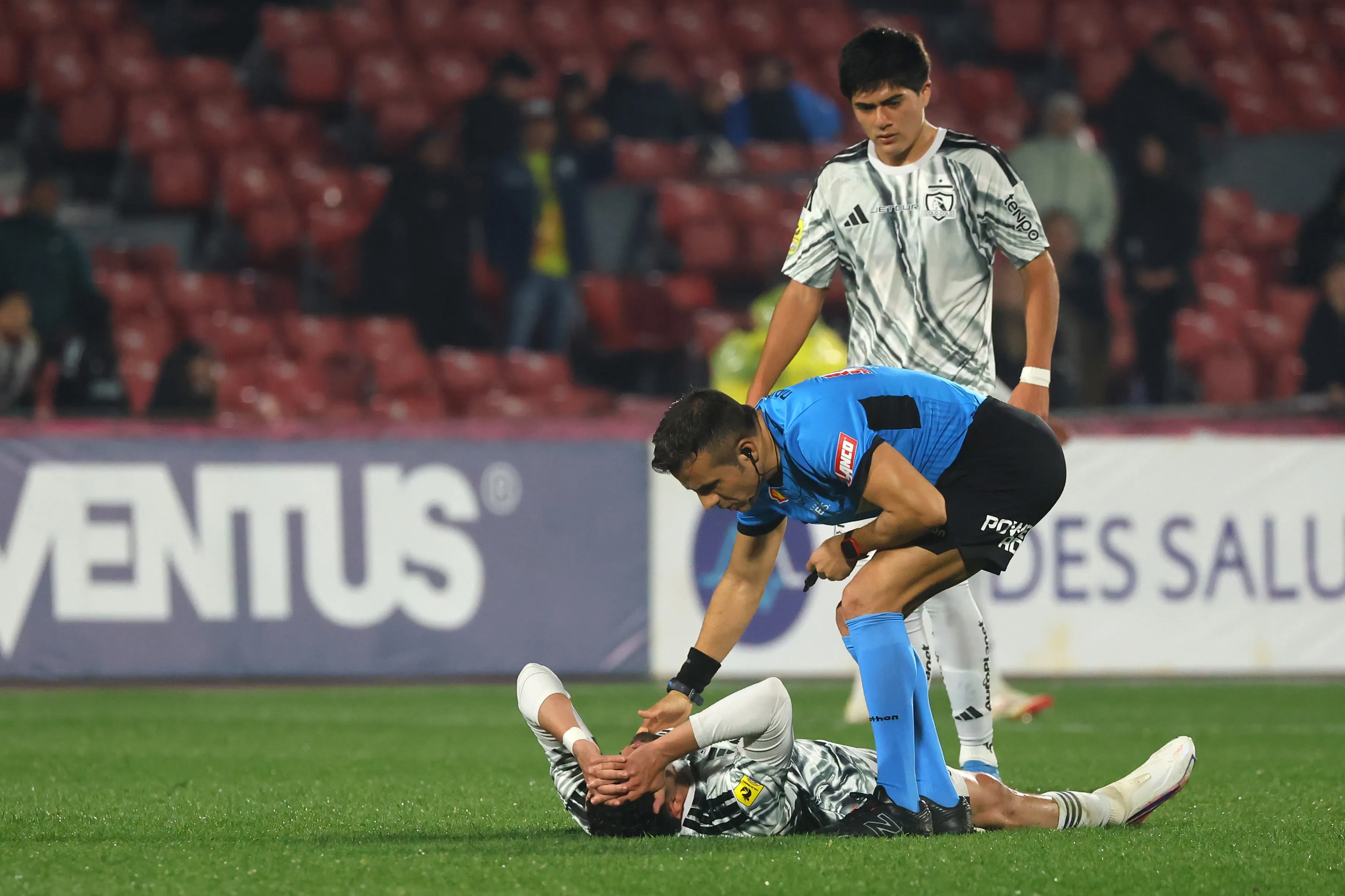 Piero Maza acudió a ver qué le pasaba a Maxi Romero. (Jonnathan Oyarzun/Photosport).