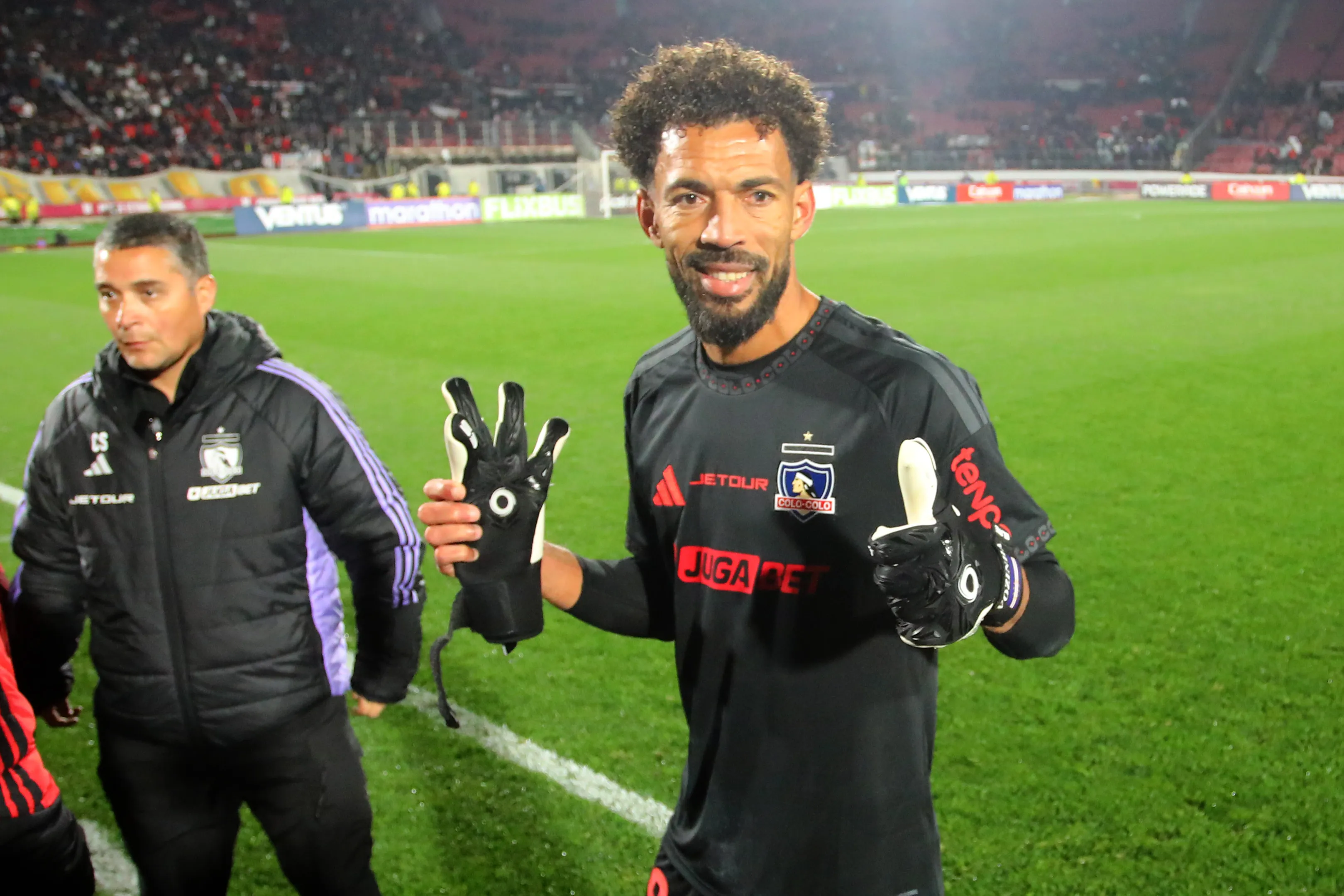Vozinha fue vitoreado por varios hinchas cuando salía de la cancha en el Estadio Nacional. (Jonnathan Oyarzun/Photosport).