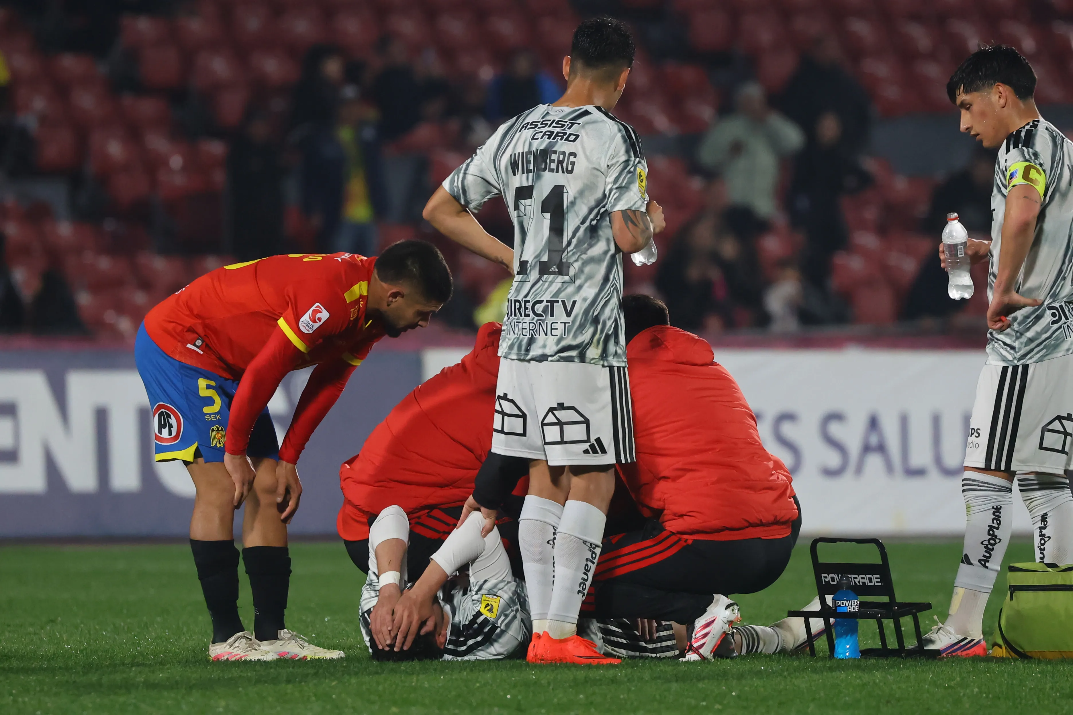 Maxi Romero recibió atención médica y generó altísima preocupación en los albos. (Jonnathan Oyarzun/Photosport).