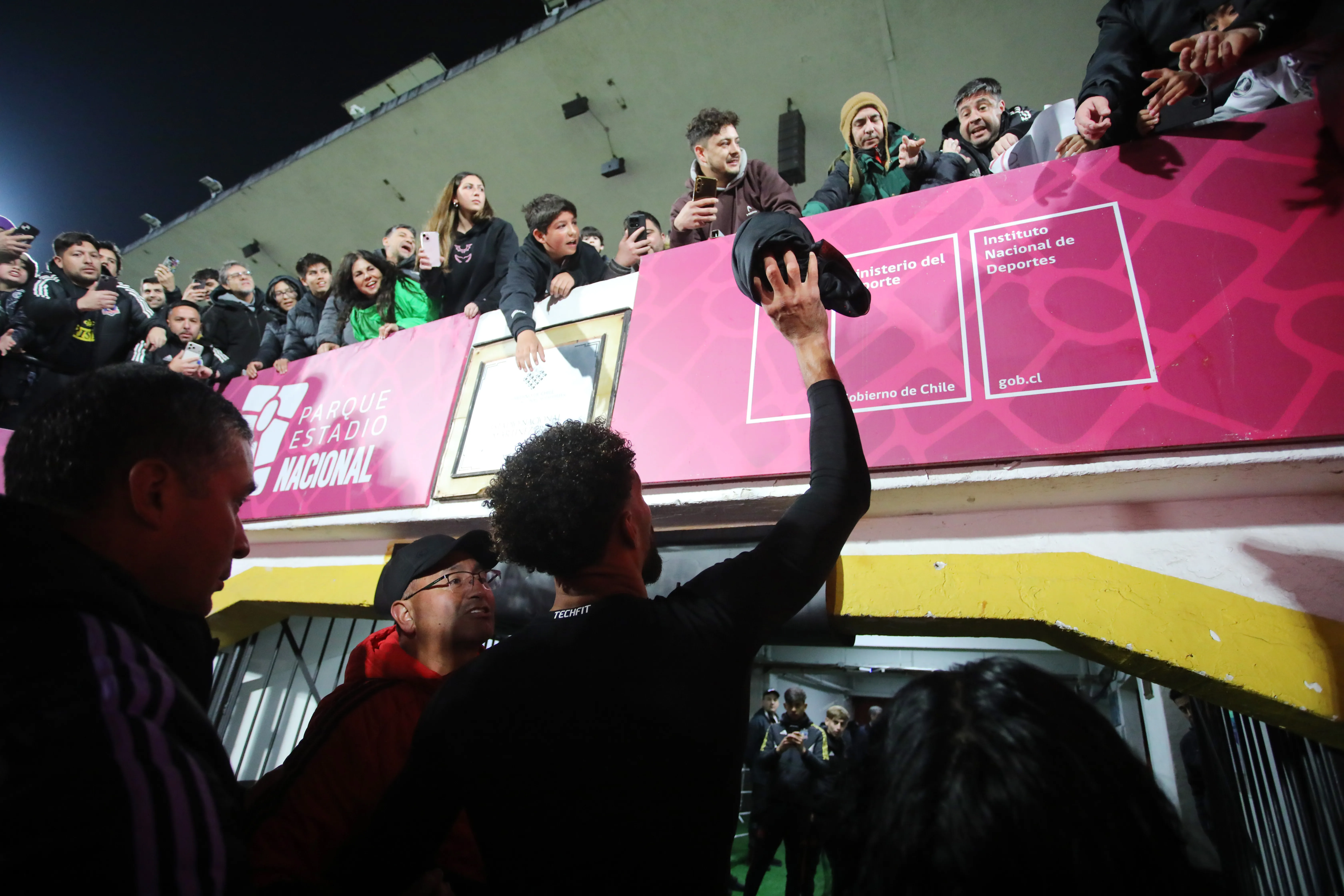 Vozinha recibió mucho cariño de los fanáticos en el Estadio Nacional. (Jonnathan Oyarzun/Photosport).