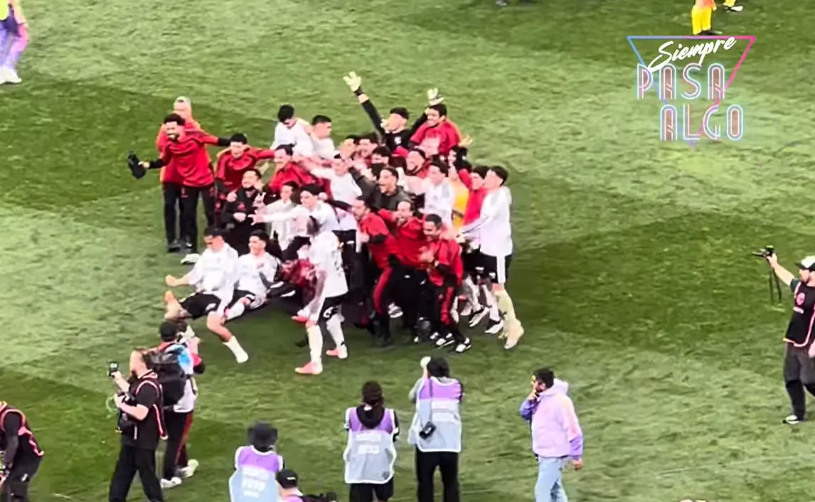 El momento de la foto de la polémica en el Superclásico.