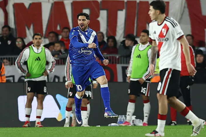 Así celebró Diego Valdés su suertudo gol vs River. (Getty Images).