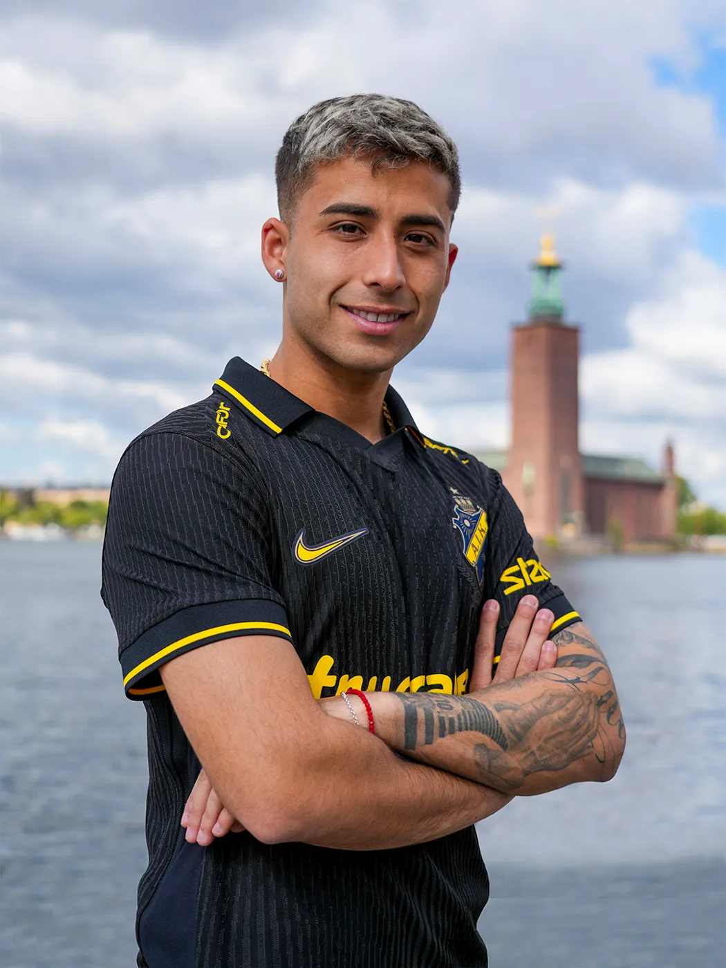 Lucas Assadi presenta su nueva camiseta del AIK de Suecia. Foto: AIK.