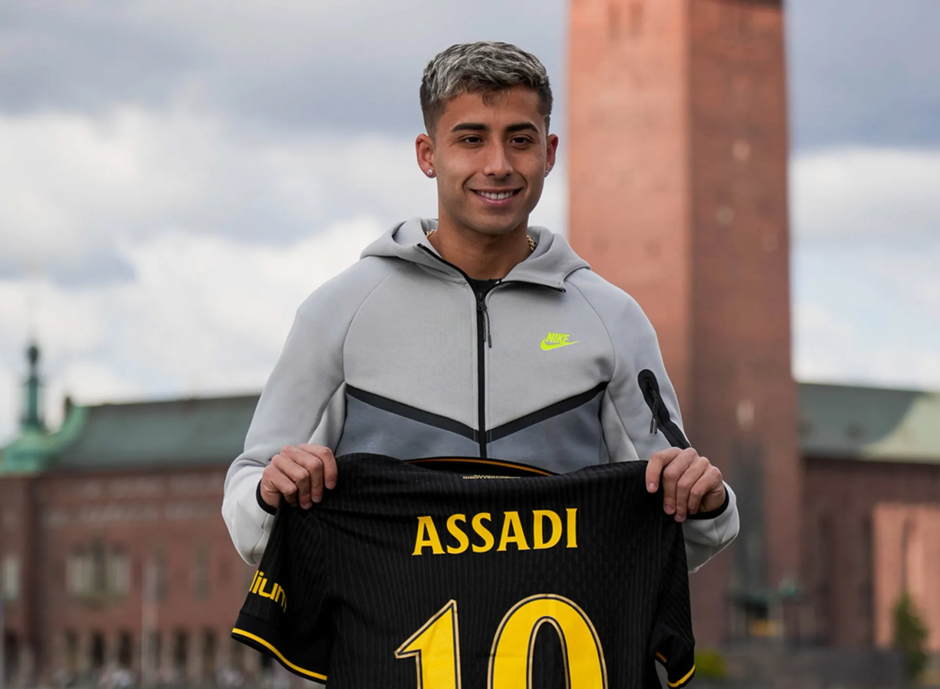 Lucas Assadi con su nueva camiseta del AIK de Suecia. Foto: AIK.