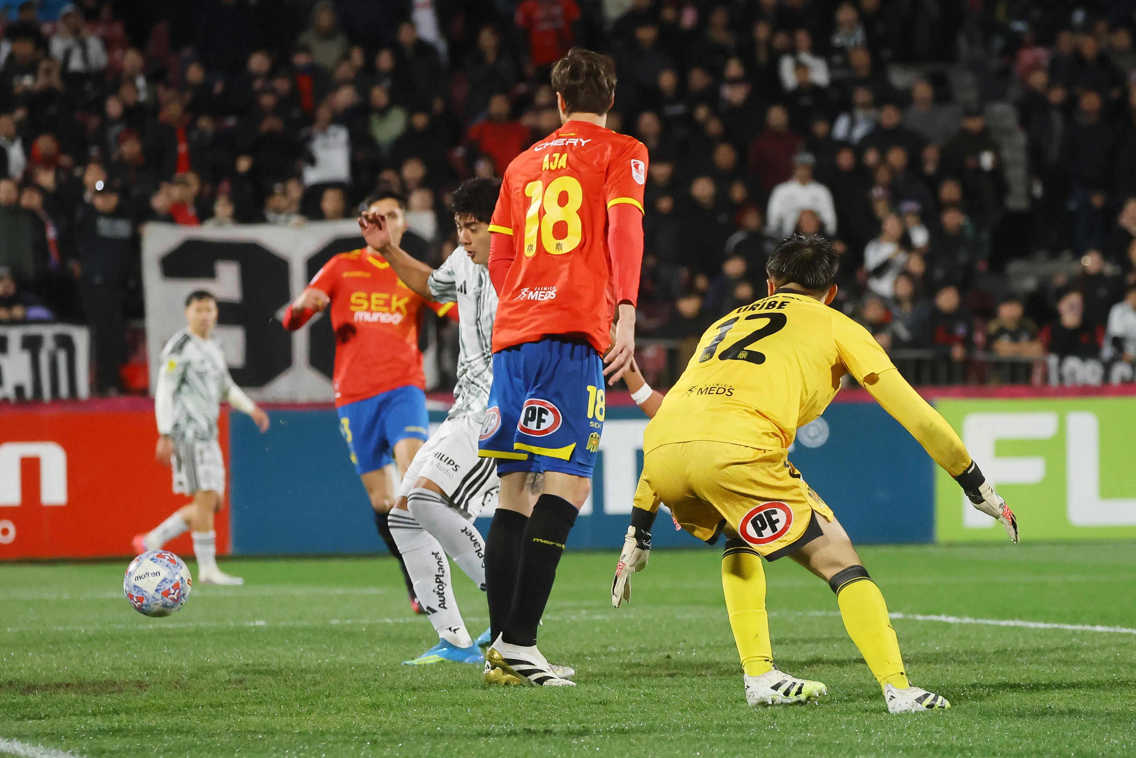 José Aja vio en primer plano el gol de Felipe Raipán ante los hispanos. (Jonnathan Oyarzun/Photosport).