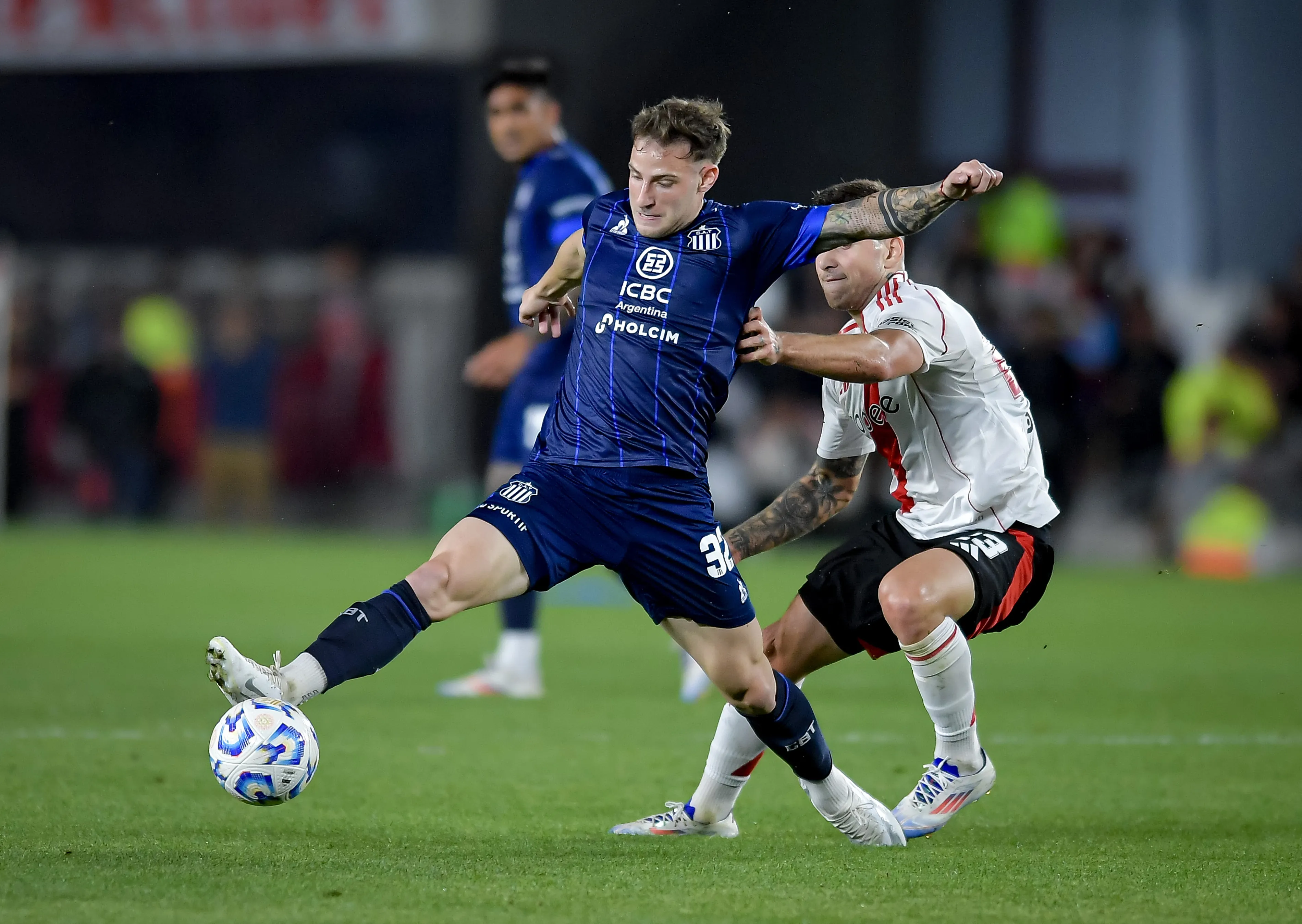 Bruno Barticciotto ante River en su primera etapa por Talleres, antes de emigrar a préstamo a la Liga MX. (Marcelo Endelli/Getty Images).