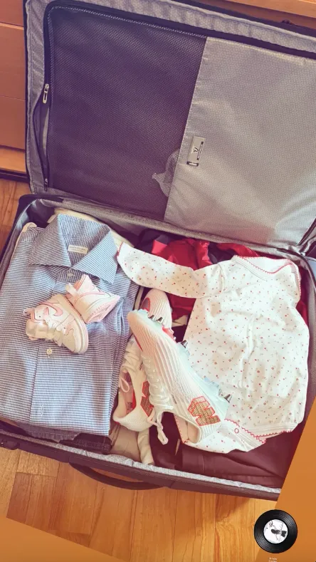 Alexis mostró la maleta que hizo para viajar a Canadá