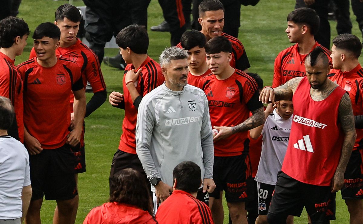 Fernando Ortiz junta a plantel de Colo Colo con trabajadores del Monumental: “Triunfo para ustedes”
