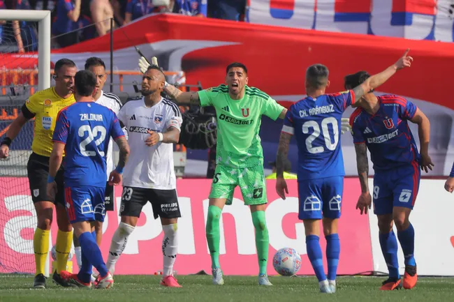 Gabriel Castellón fue duramente criticado en el Superclásico. Foto: Luis Quinteros/Photosport