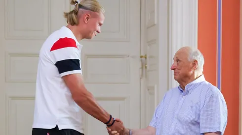 El emotivo adiós de Erling Haaland al rey Harald V.