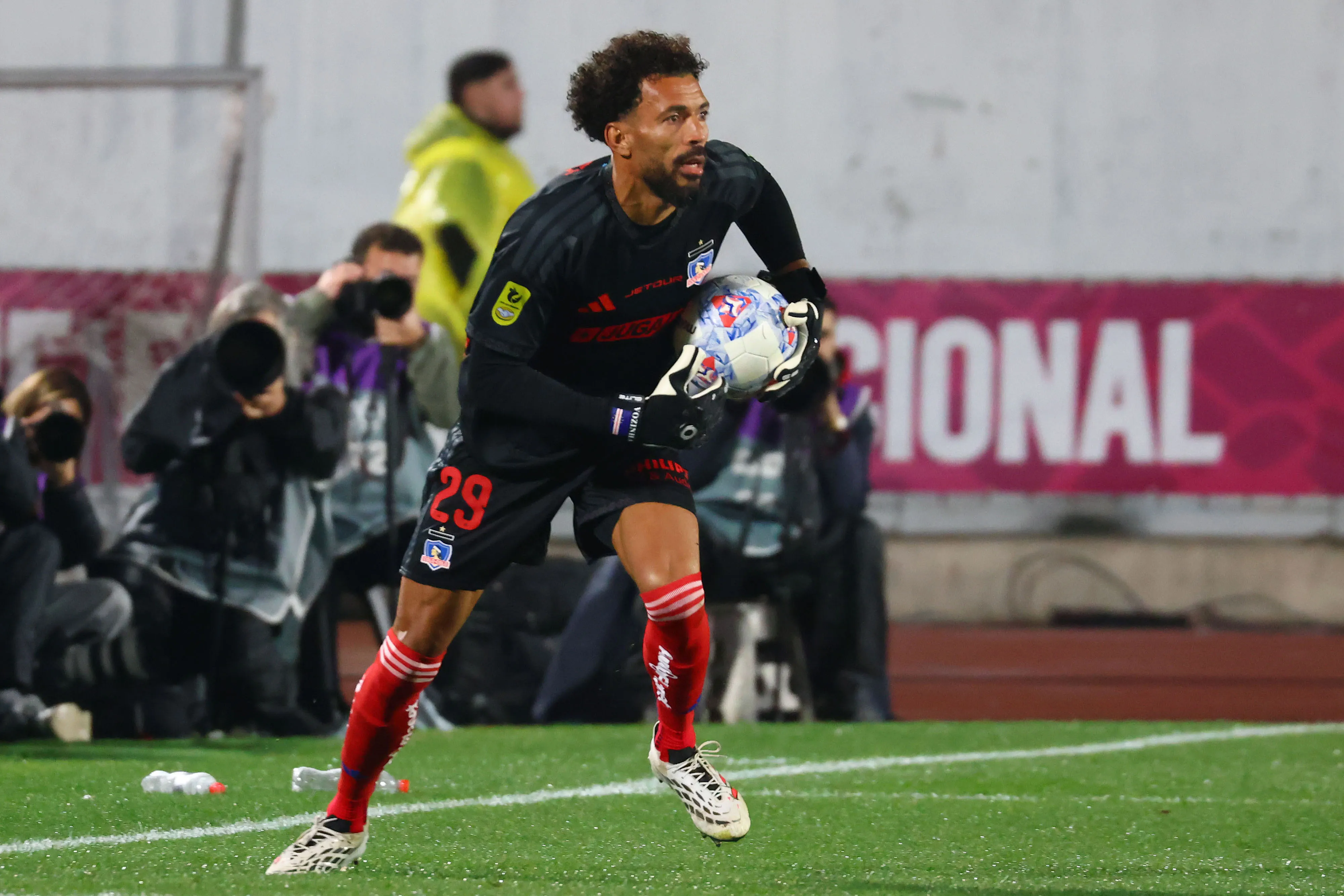 Vozinha tuvo su esperado debut en el arco de Colo Colo. | Foto: Getty Images.