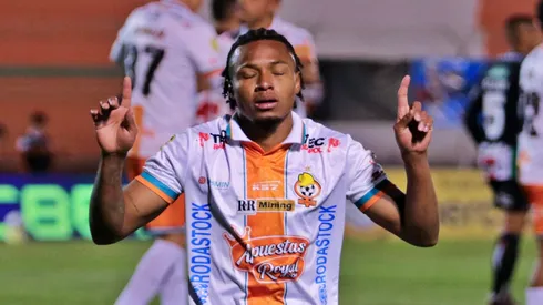 El panameño Janpol Morales abrió la cuenta y se fue expulsado.
