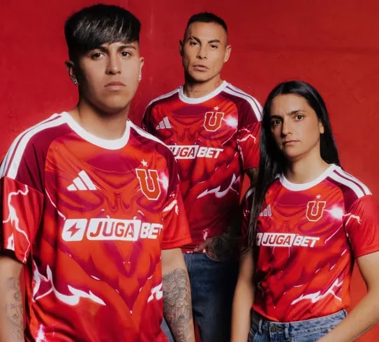 La nueva camiseta de Universidad de Chile que debutará este domingo en el Ester Roa. | Foto: Adidas.