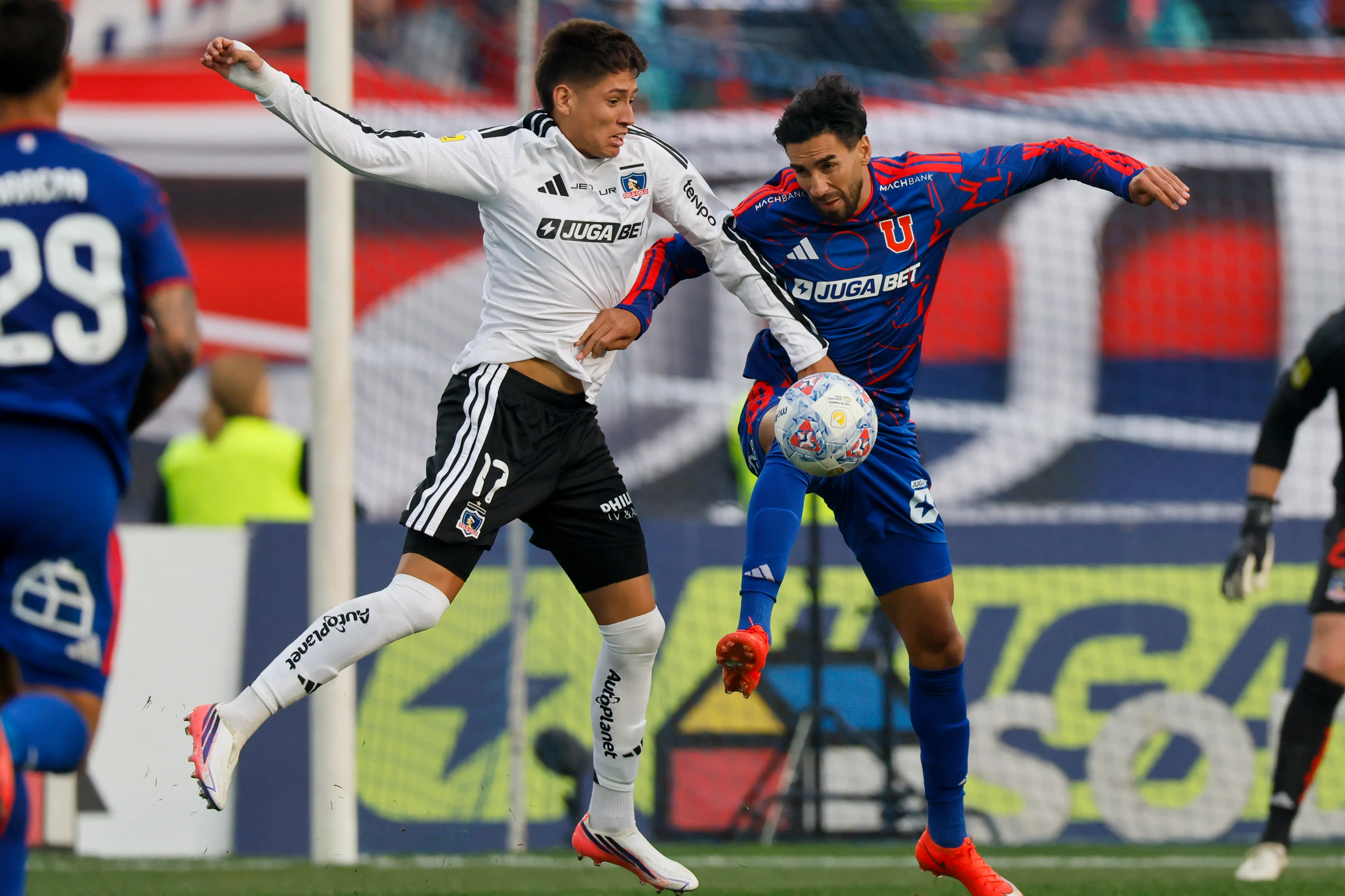 Juan Martín Lucero tuvo minutos en el Superclásico 200 que ganó Colo Colo. (Andrés Piña/Photosport).