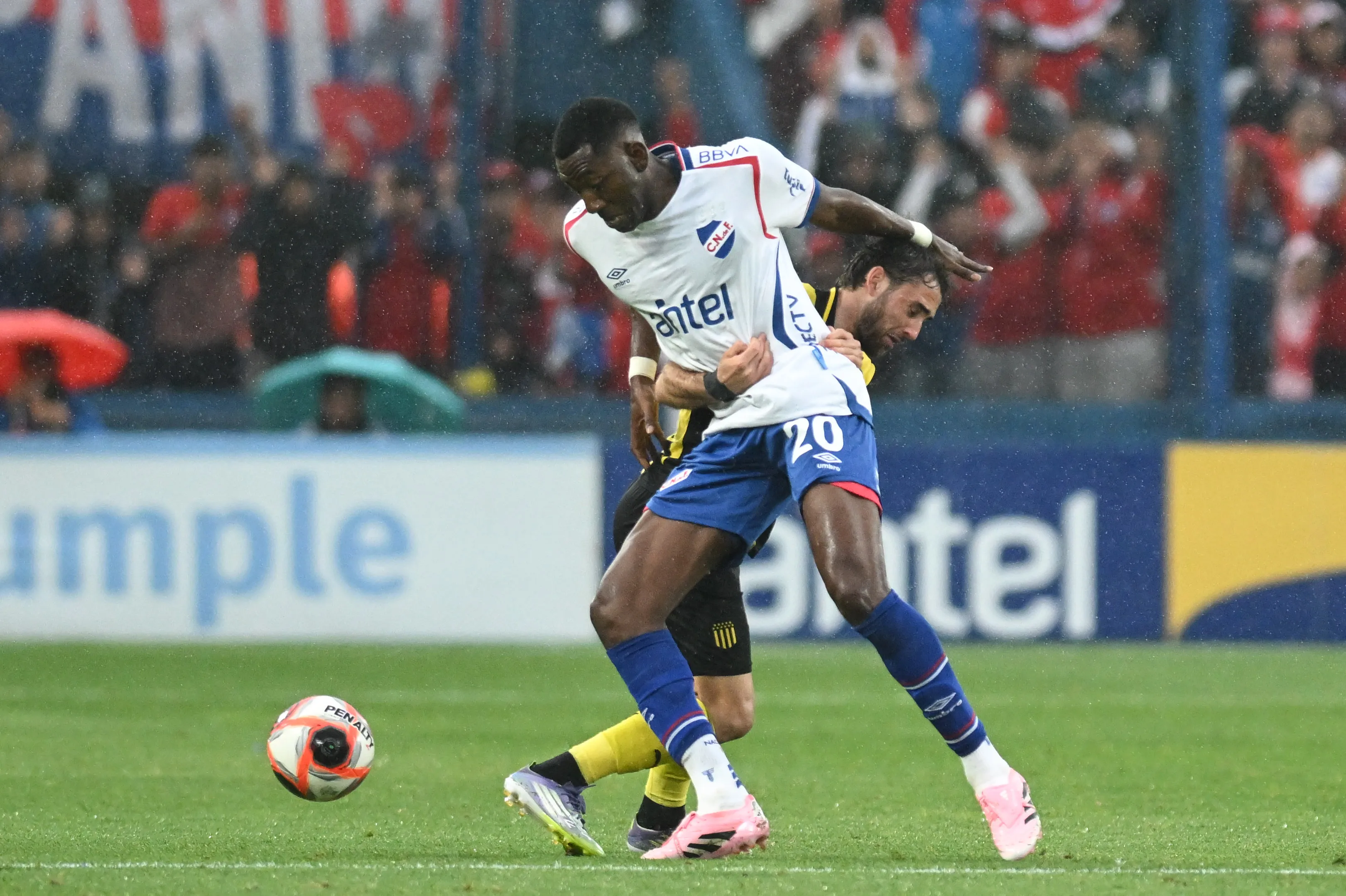 Gonzalo Carneiro en acción por Nacional ante Peñarol. (Guillermo Legaria/Getty Images).