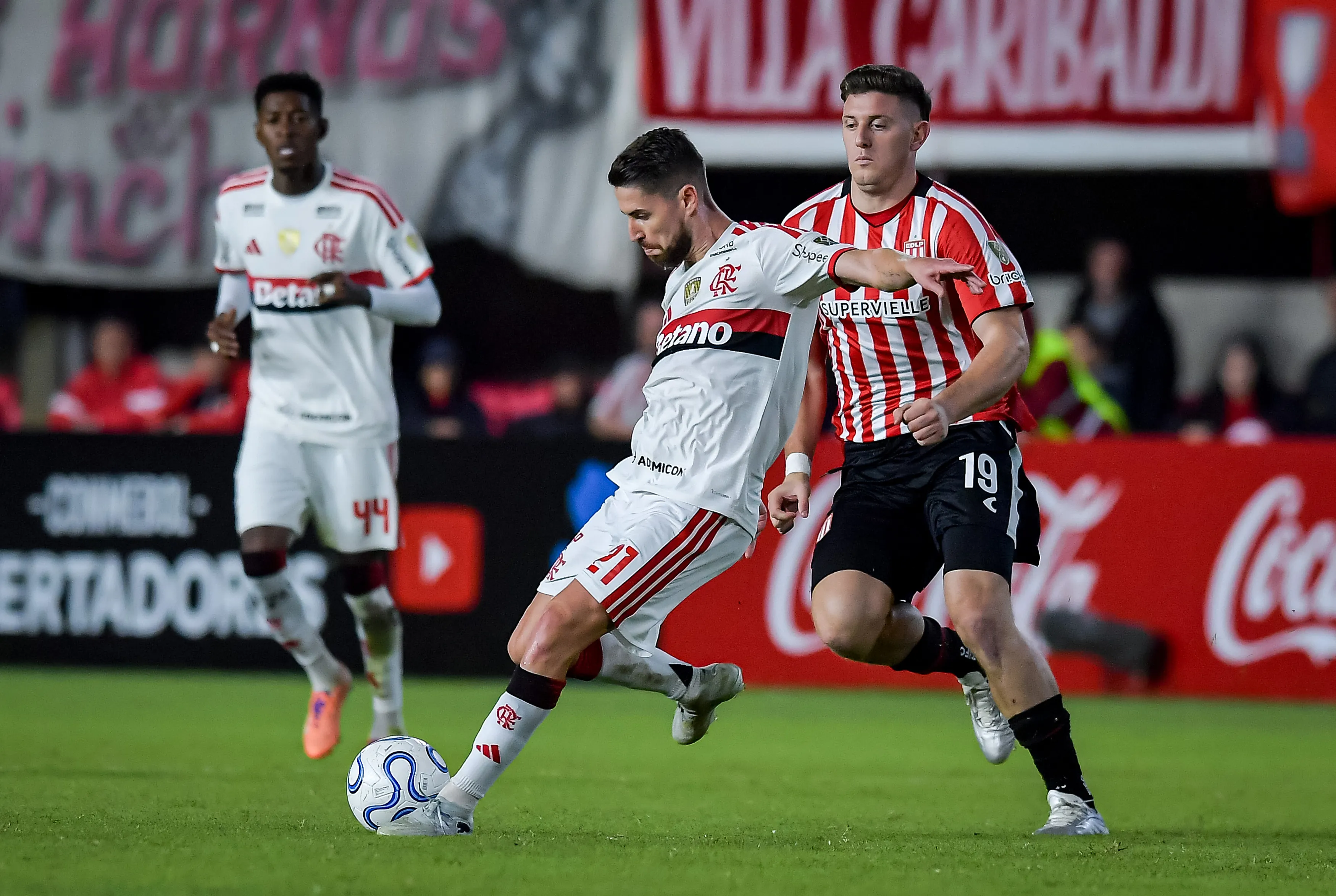Adolfo Gaich (19) en acción ante Flamengo por la Copa Libertadores, donde Estudiantes eliminó a la Católica en los octavos de final. (Marcelo Endelli/Getty Images).