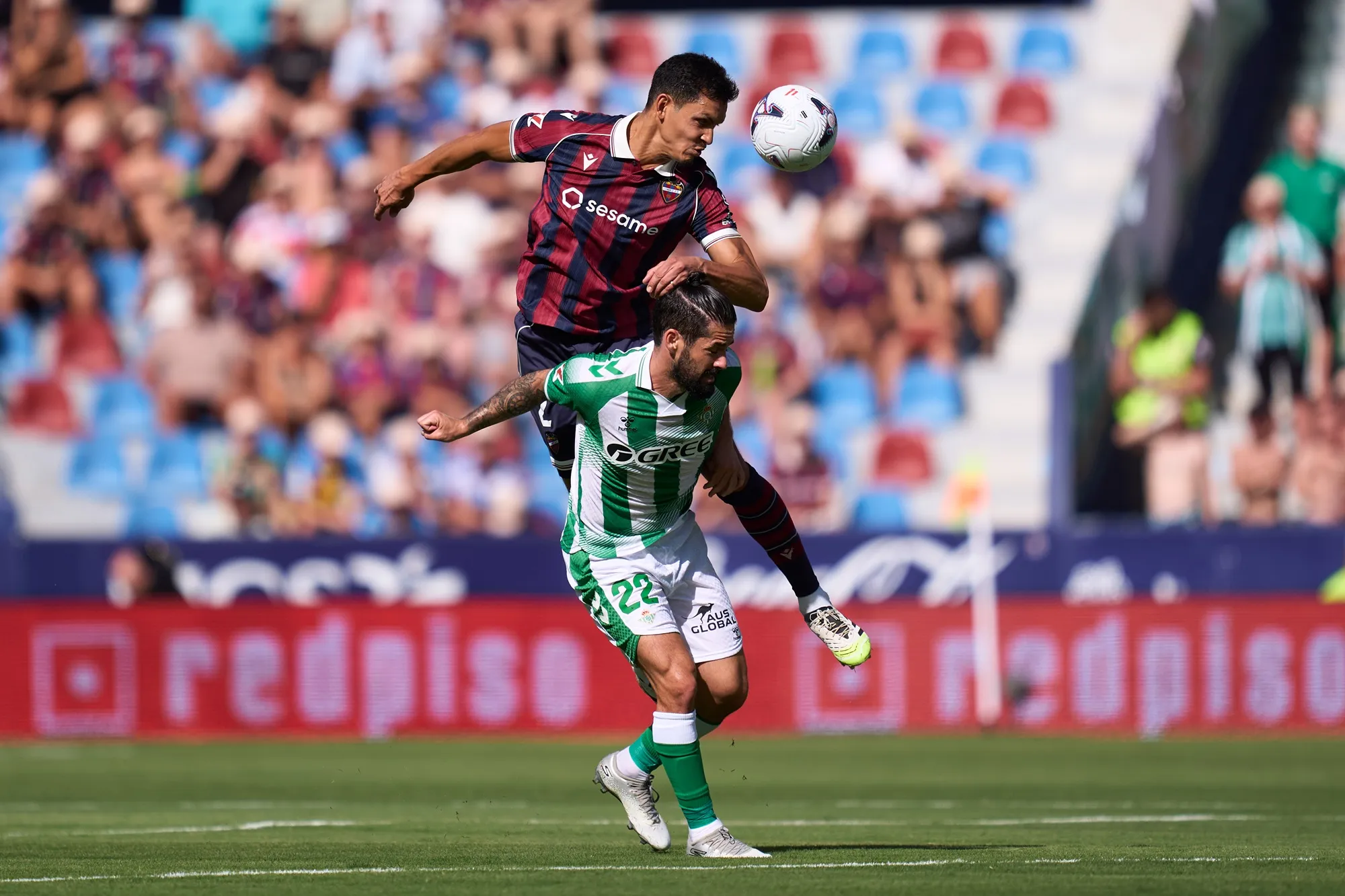 Isco lucha un balón con el argelino Aissa Mändi. (Mateo Villalba Sanchez/Getty Images).