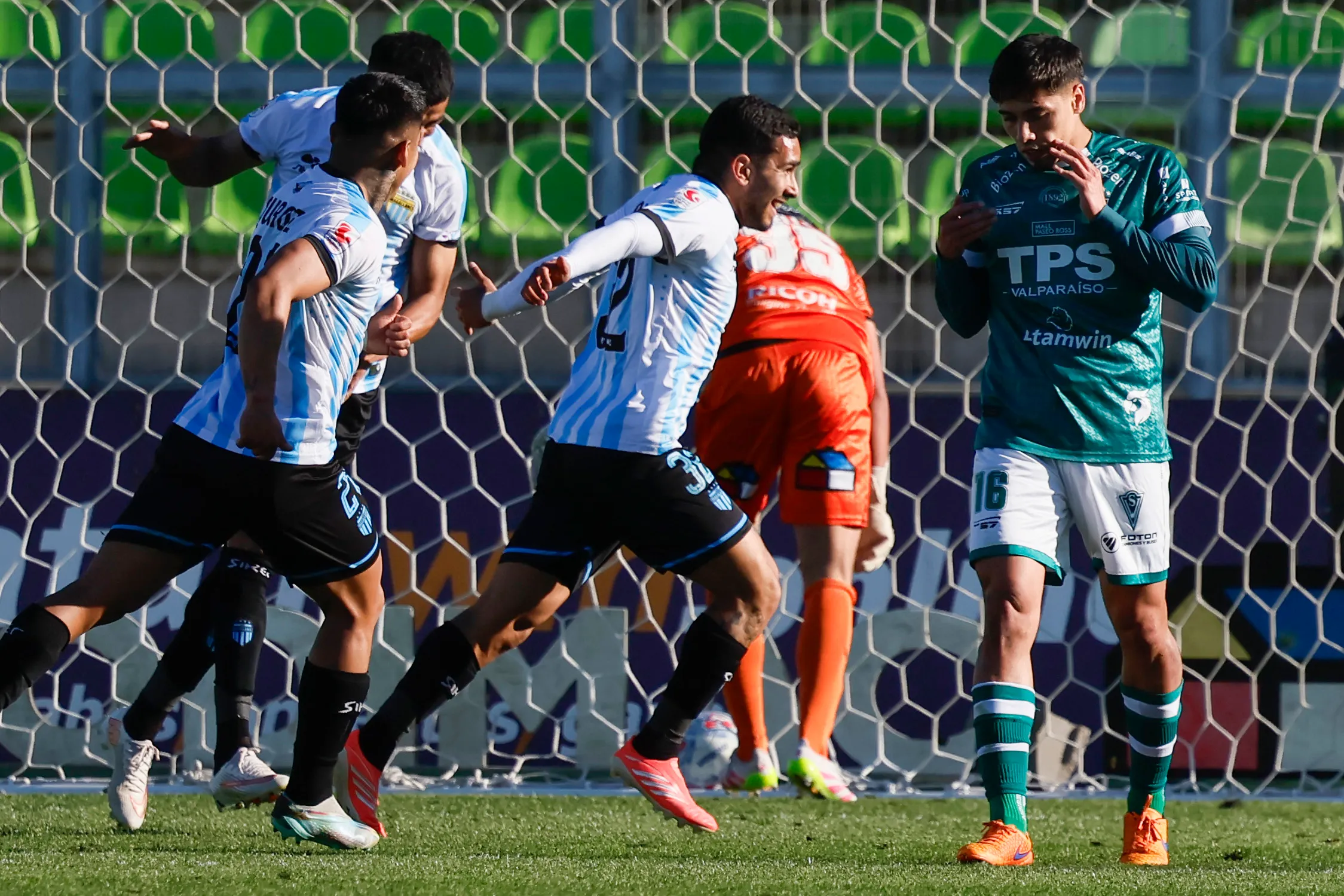 Así celebró el argentino Santiago Coronel ante el Decano. (Andres Pina/Photosport).