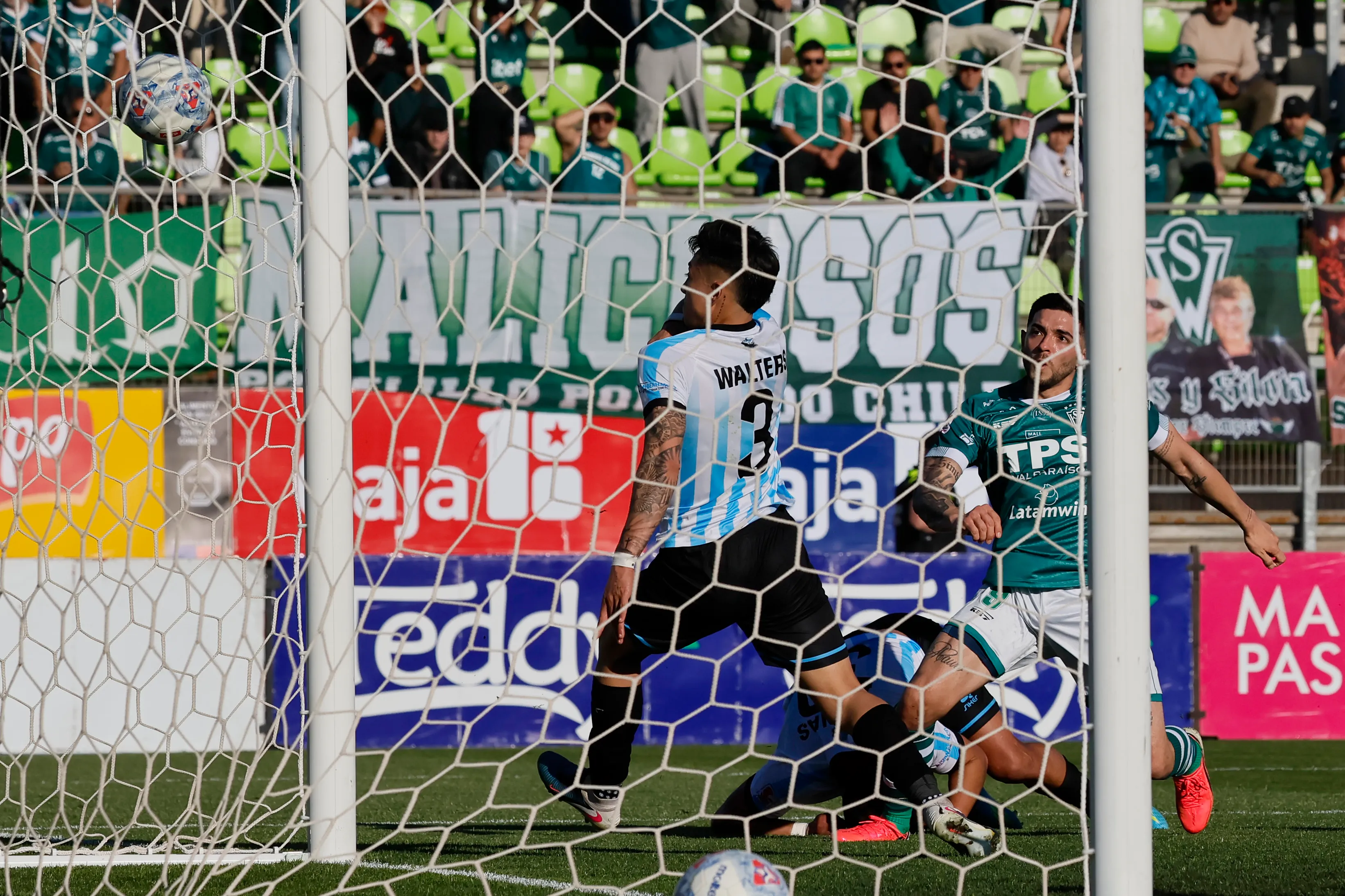Camarda luchó hasta el final y aprovechó una débil salida de Zozaya tras un centro de Jorge Luna. (Andrés Piña/Photosport).