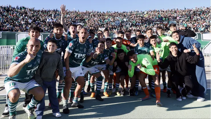 Así festejó Wanderers la victoria ante el difícil Manojito de Claveles.