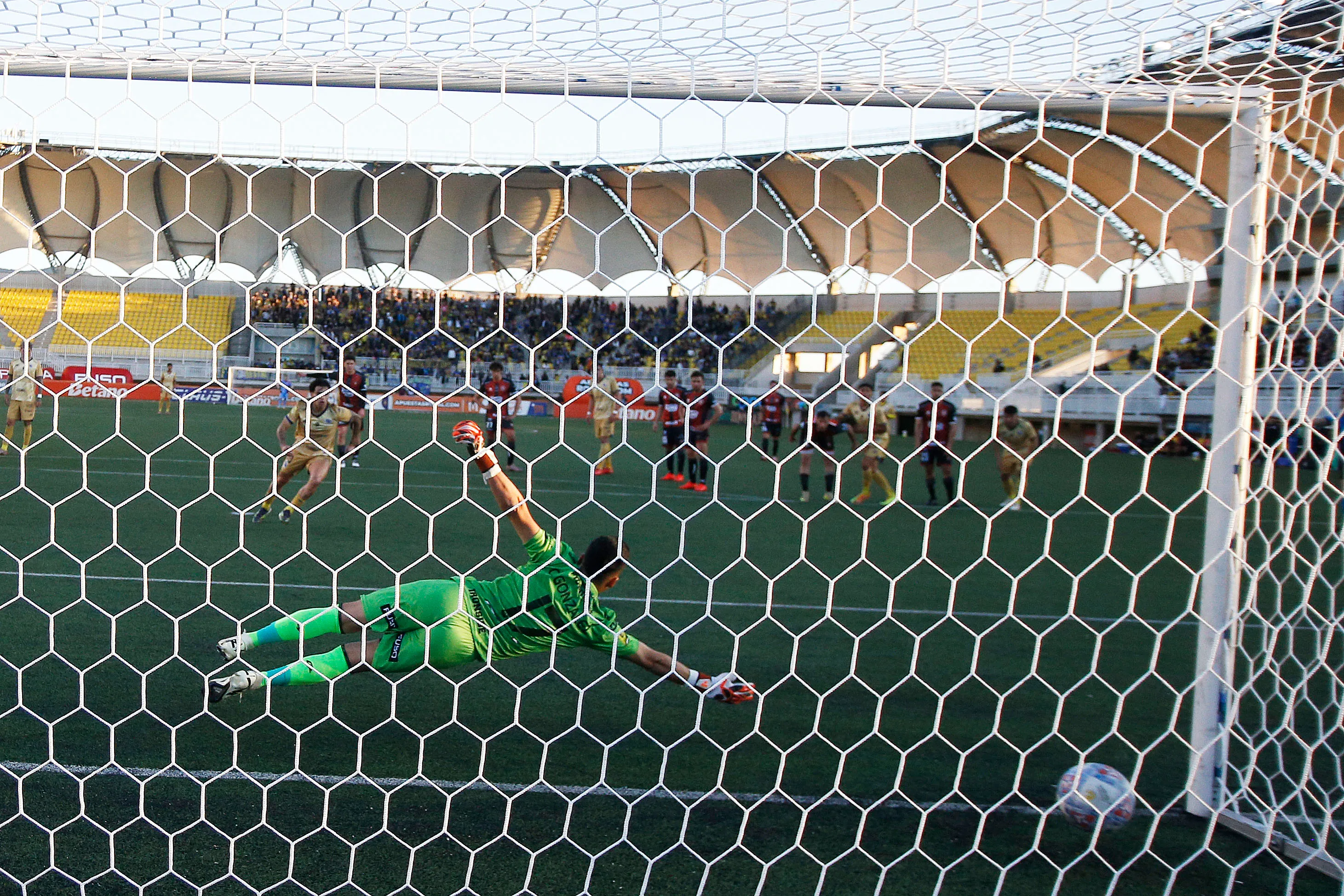 Así fue el penal que ejecutó Alan Medina en el estadio Lucio Fariña Fernández. (Manuel Lema/Photosport).