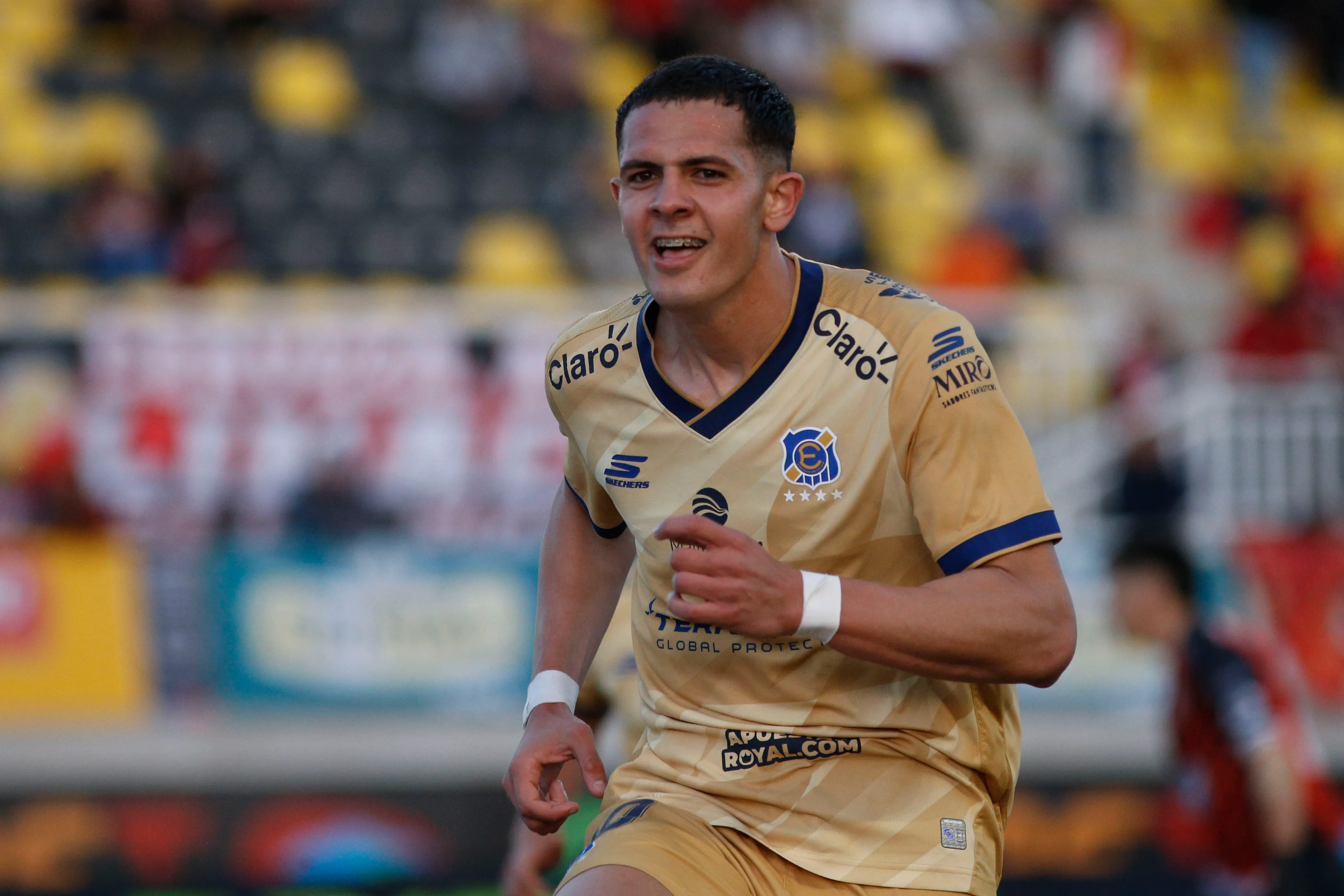 Nicolás Montiel celebró así uno de sus dos goles. (Manuel Lema/Photosport).