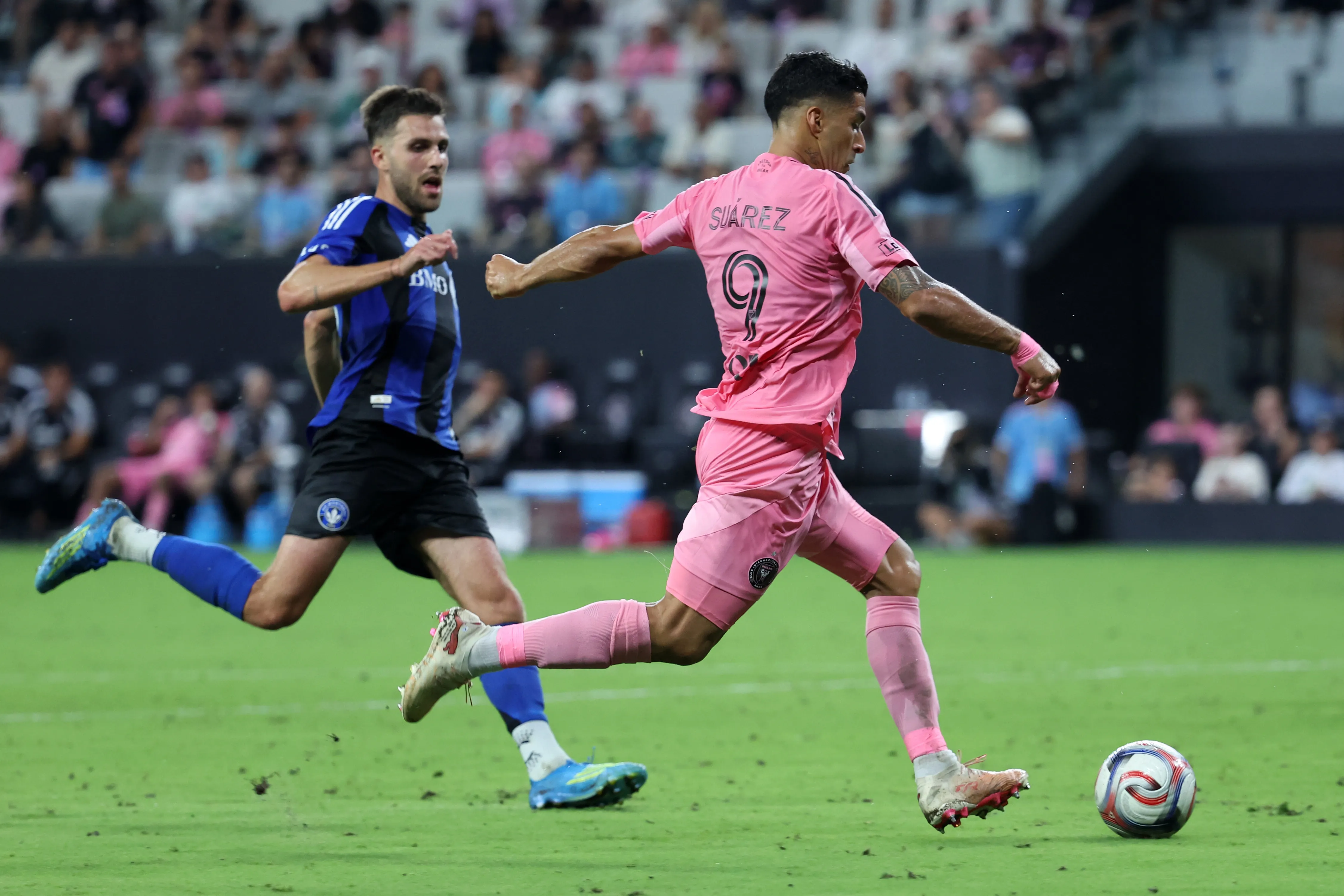 Luis Suárez superó a Gillier con un remate de revés. (Leonardo Fernandez/Getty Images).