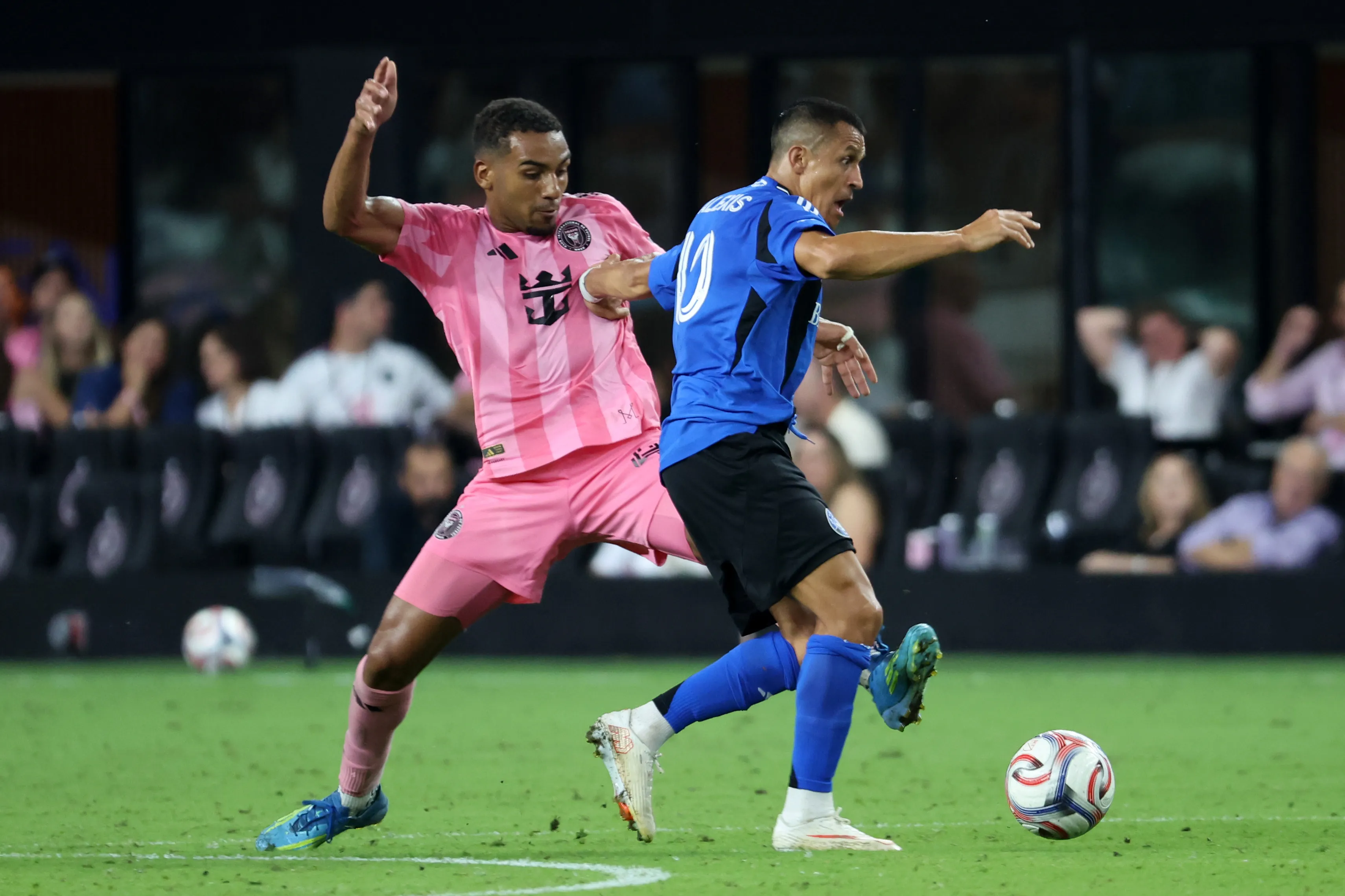 Alexis Sánchez enfrenta la marca de Yannick Bright en la goleada del Inter Miami. (Leonardo Fernandez/Getty Images).