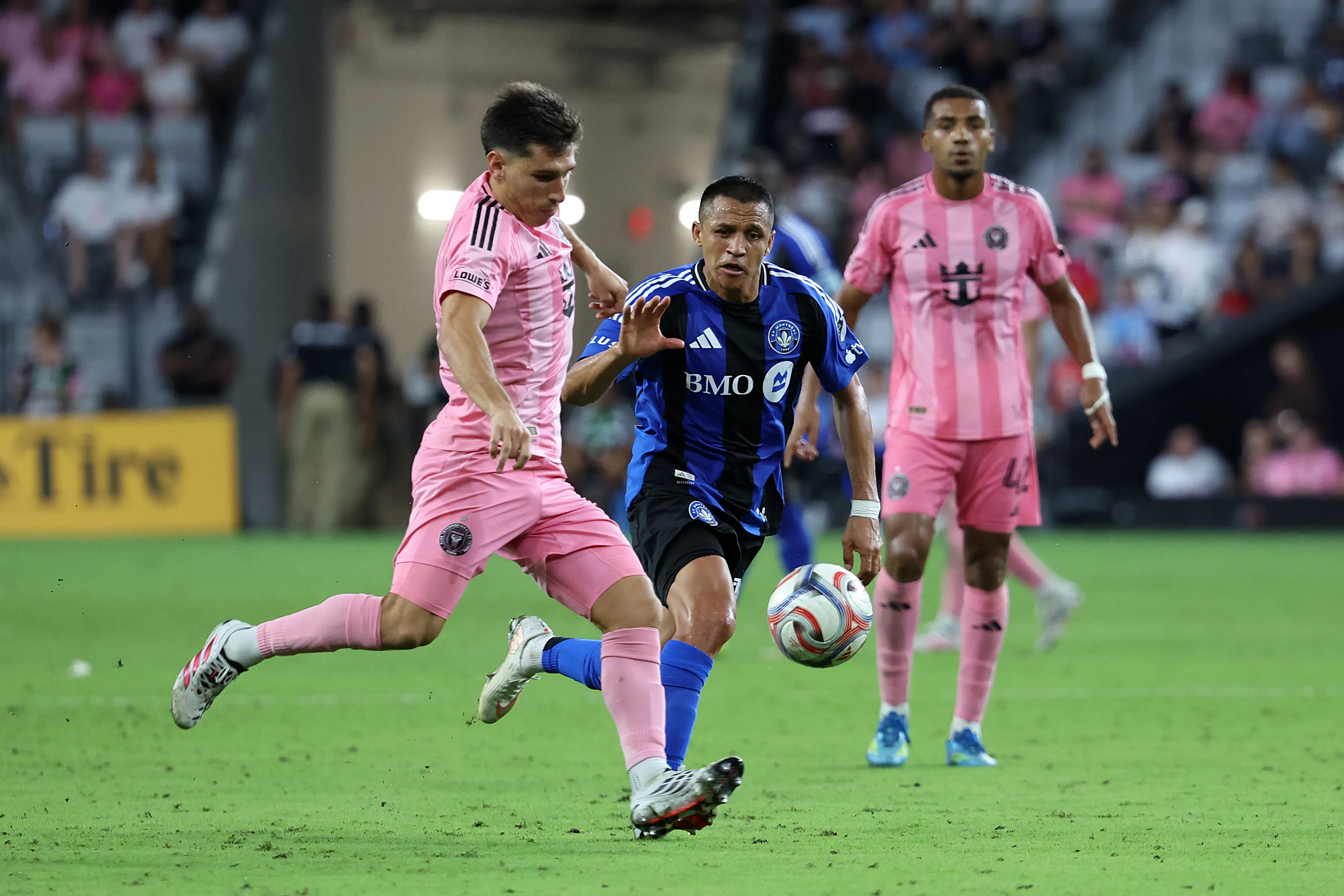 Alexis Sánchez intenta presionar al argentino Facundo Mura. (Leonardo Fernandez/Getty Images).