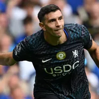 Dibu Martínez es presentado en Chelsea, debuta y recibe tres goles