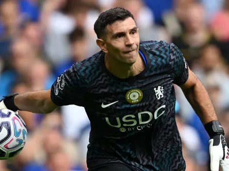 Dibu Martínez es presentado en Chelsea, debuta y recibe tres goles