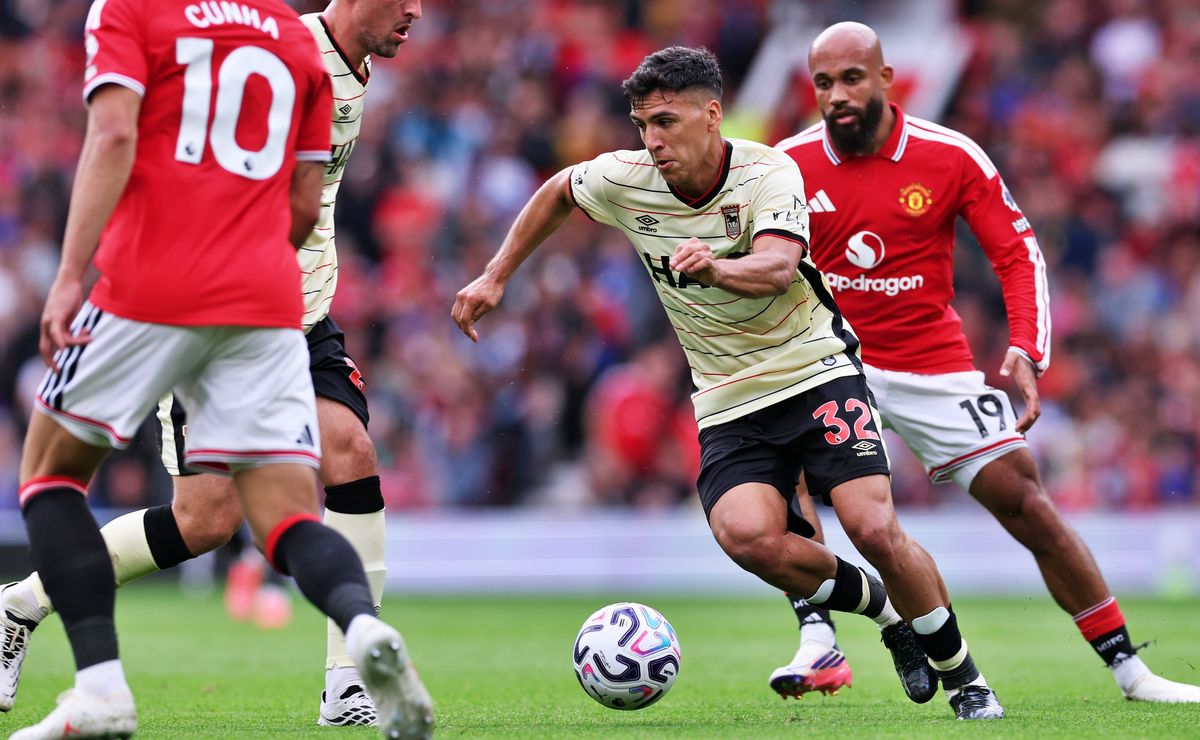 Tremendo error en el Ipswich: Marcelino Núñez resbala y le regala el empate al United en el Old Trafford
