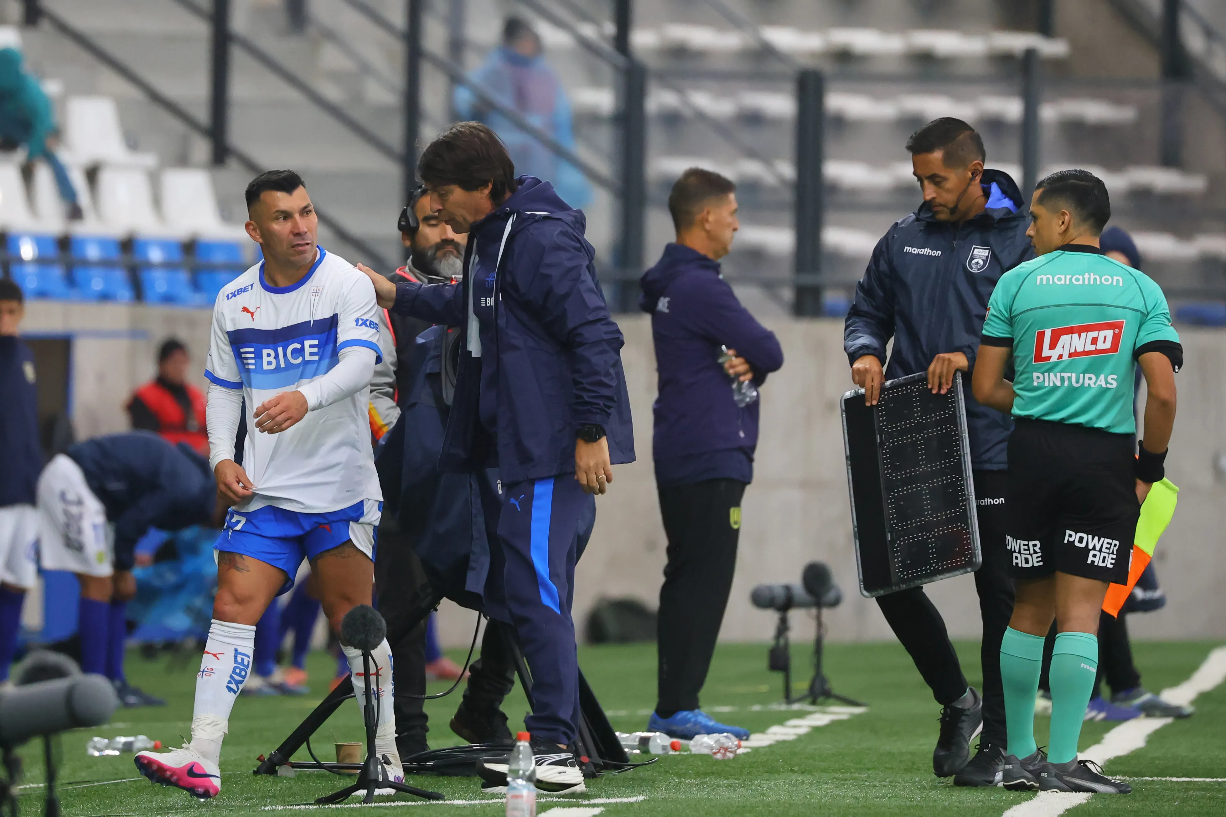 Gary Medel ha tenido un rol bastante secundario en la Universidad Católica de Daniel Garnero. | Foto: Photosport.
