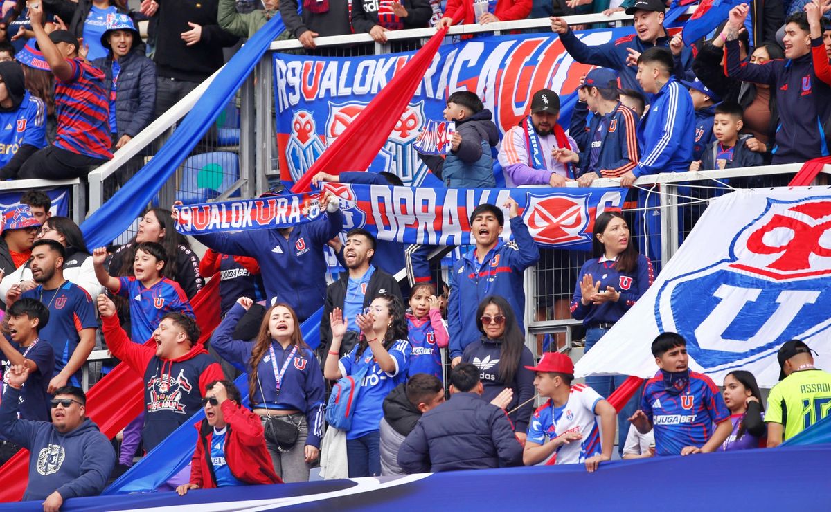 Hincha de la U de Chile invade VIP en Concepción y encara a directiva de Azul Azul