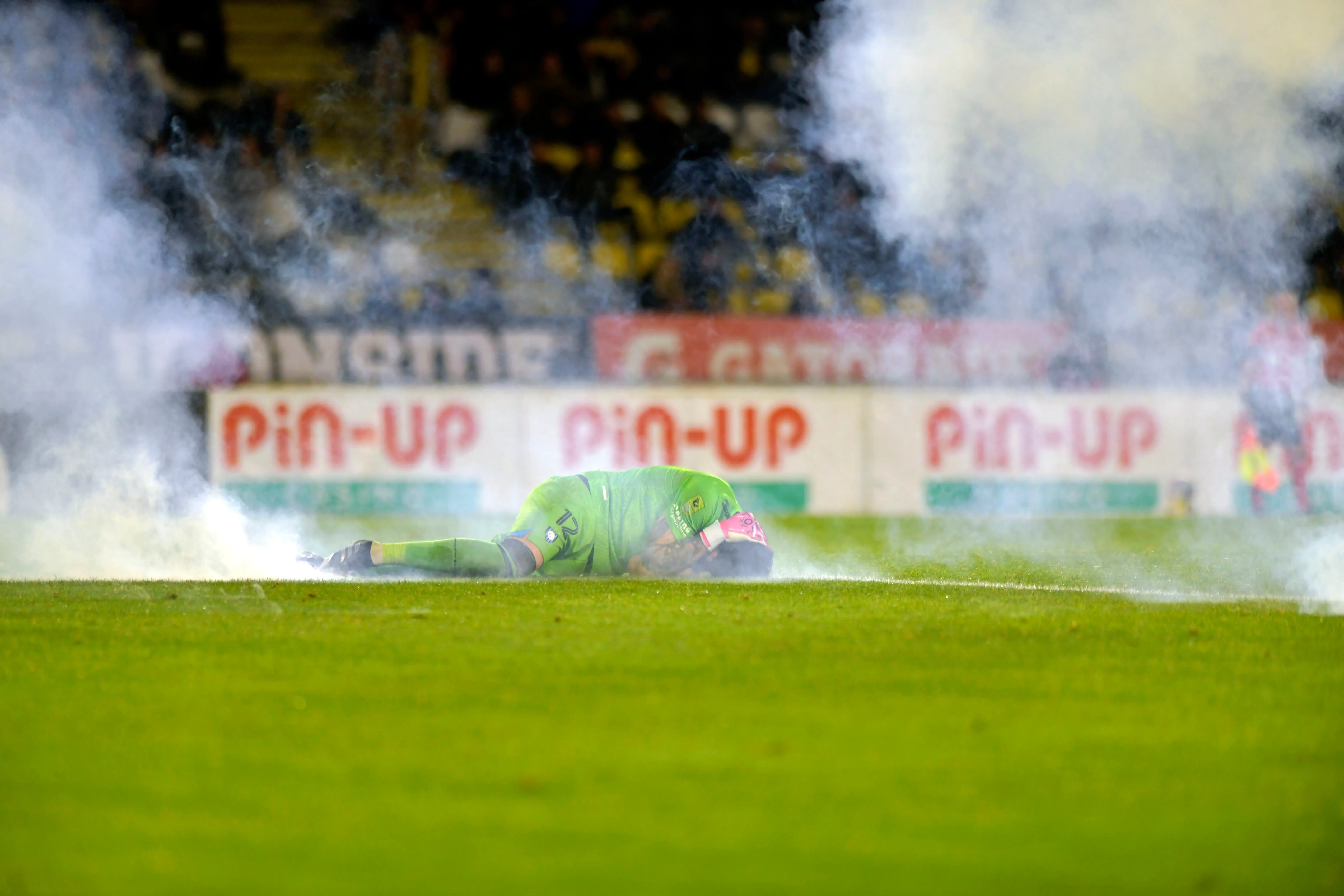 Así quedó Christian Bravo tras recibir varias bombas de estruendo muy cerca de donde estaba. (Alejandro Pizarro Ubilla/Photosport).