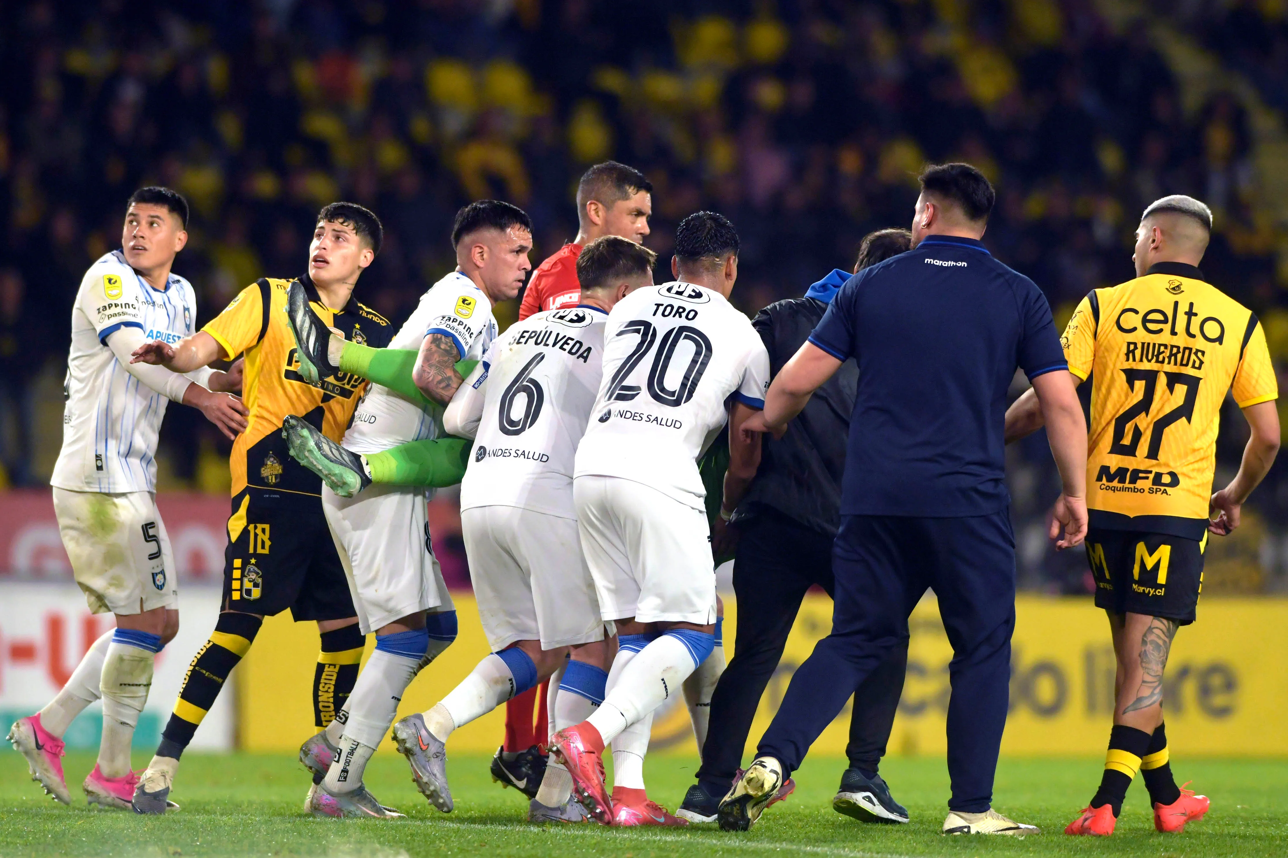 El golero Christian Bravo quedó conmocionado y con mareos tras recibir varias bombas de estruendo muy cerca de donde estaba. (Alejandro Pizarro Ubilla/Photosport).