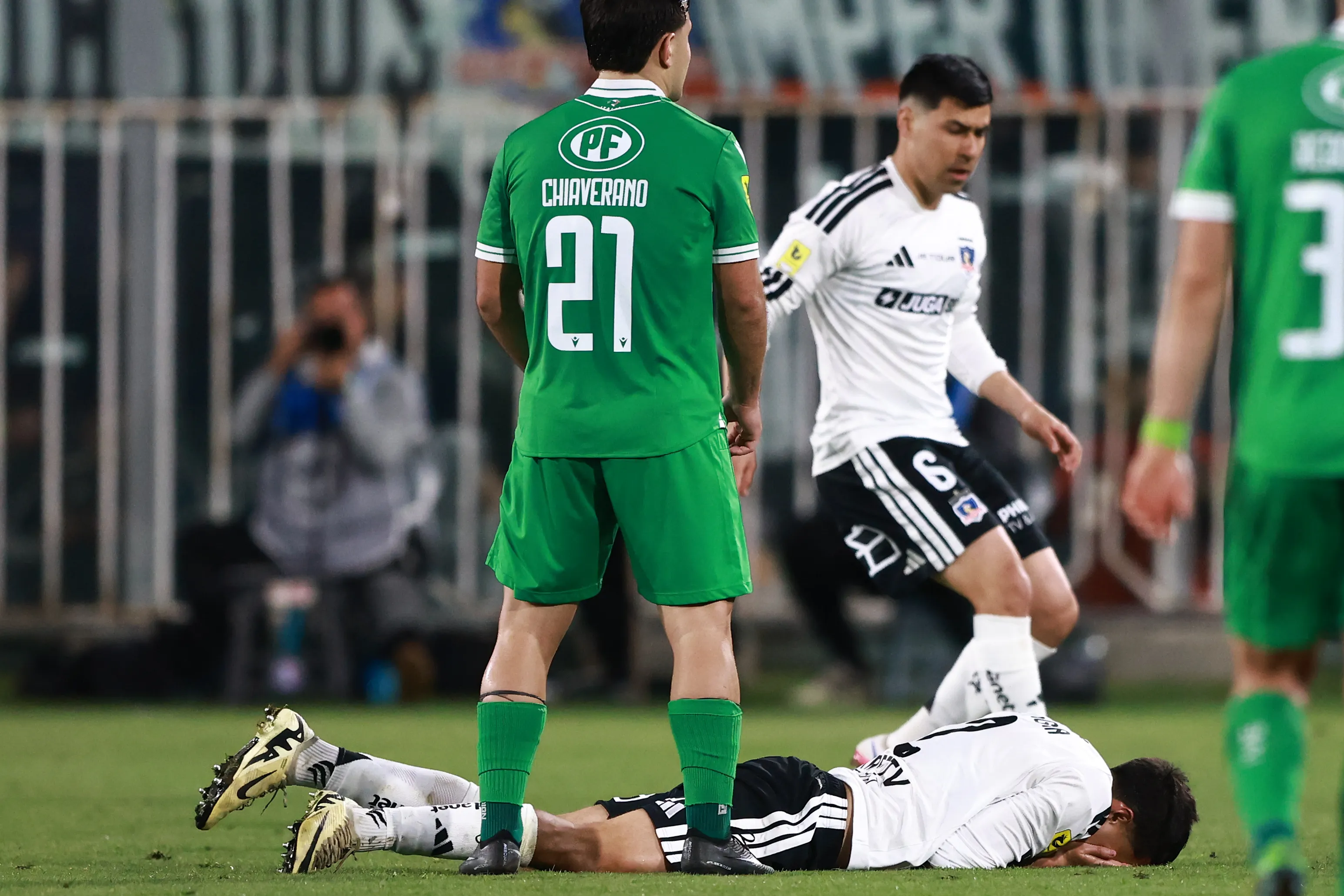 Jonathan Villagra quedó tendido en el césped con muecas evidentes de dolor y eso disparó la preocupación. (Felipe Zanca/Photosport).