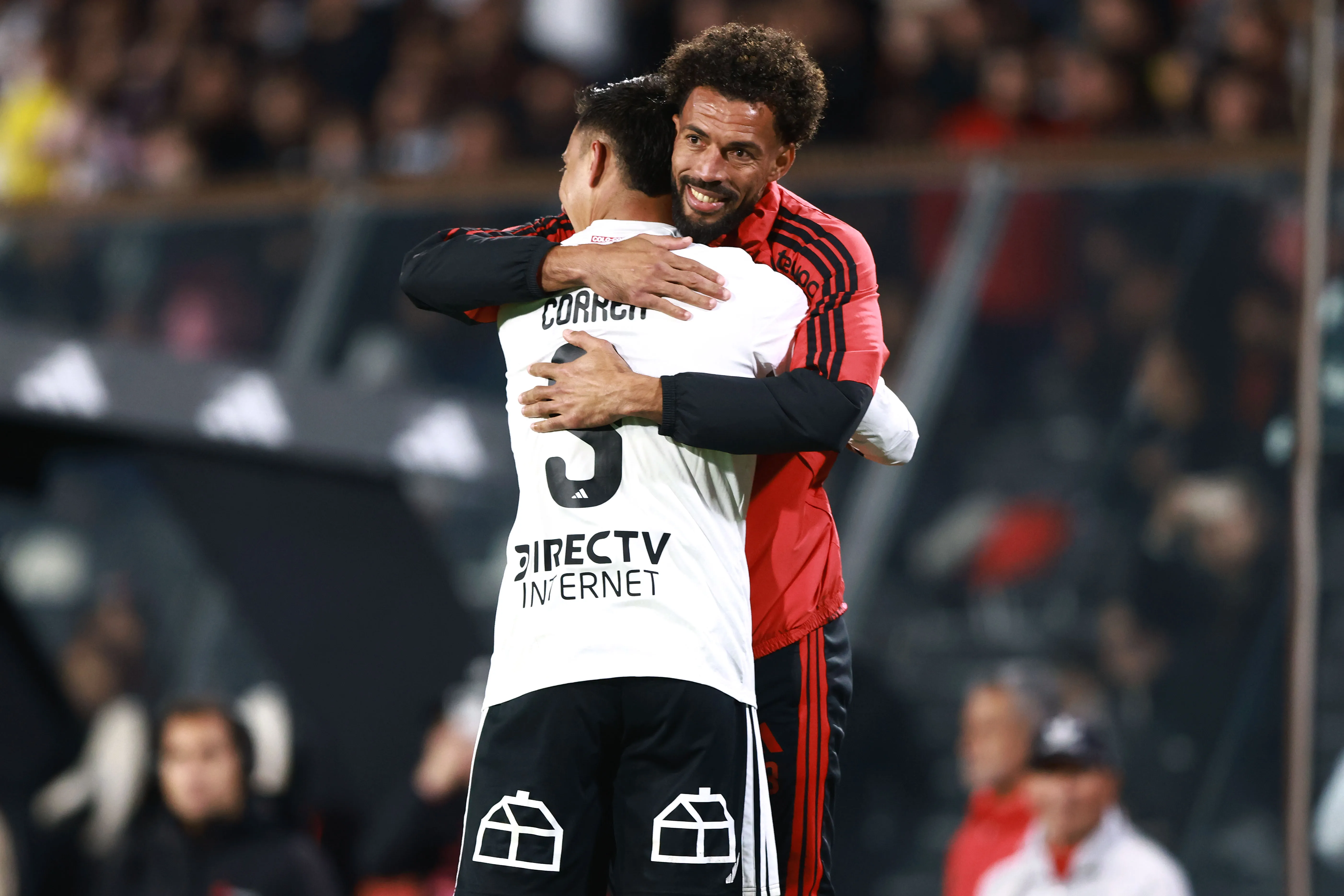 Javier Correa festejó junto a Vozinha su gran jornada vs Audax Italiano. (Dragomir Yankovic/Photosport).
