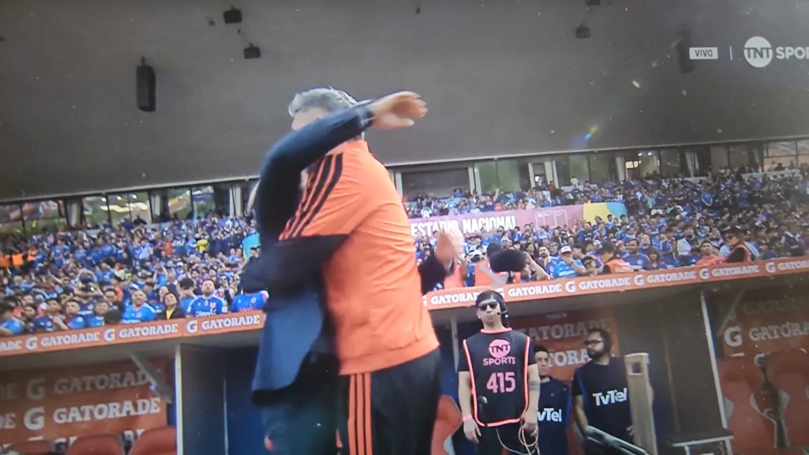 El fraterno abrazo que Tano Ortiz y Gago se dieron en la antesala del Superclásico 200. (Captura TNT Sports).