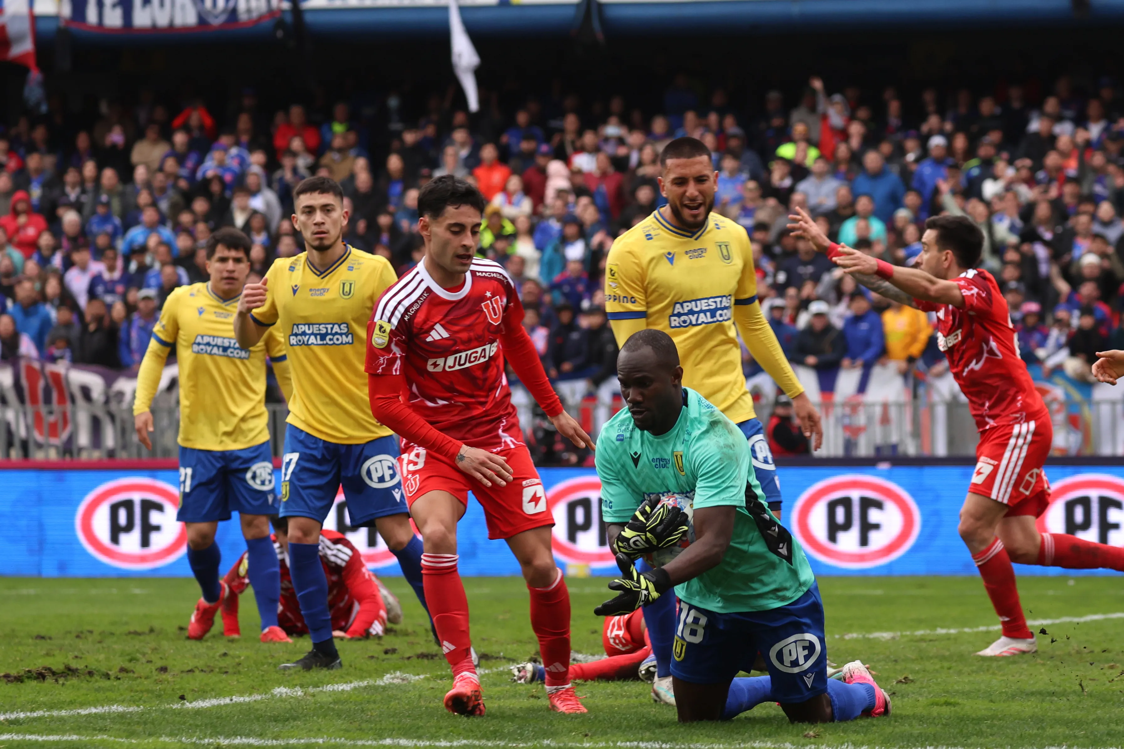 En esa intervención del improvisado arquero Waterman se nota algo del mal pasto. (Eduardo Fortes/Photosport).