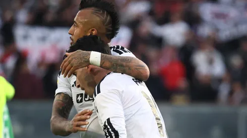 Arturo Vidal celebra el 2-0 junto al autor del segundo gol albo frente al Audax Italiano.