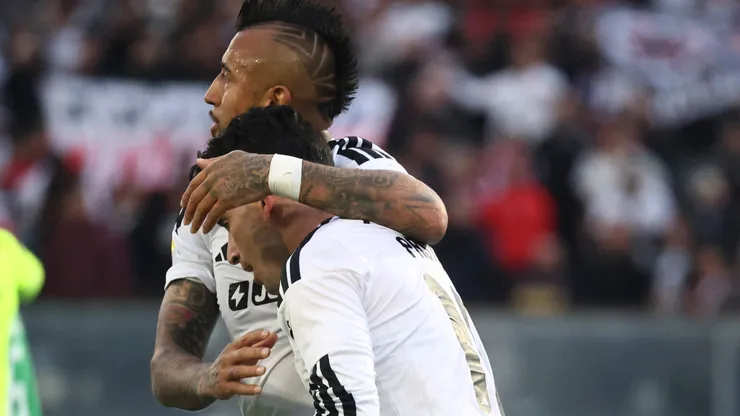 Arturo Vidal celebra el 2-0 junto al autor del segundo gol albo frente al Audax Italiano.