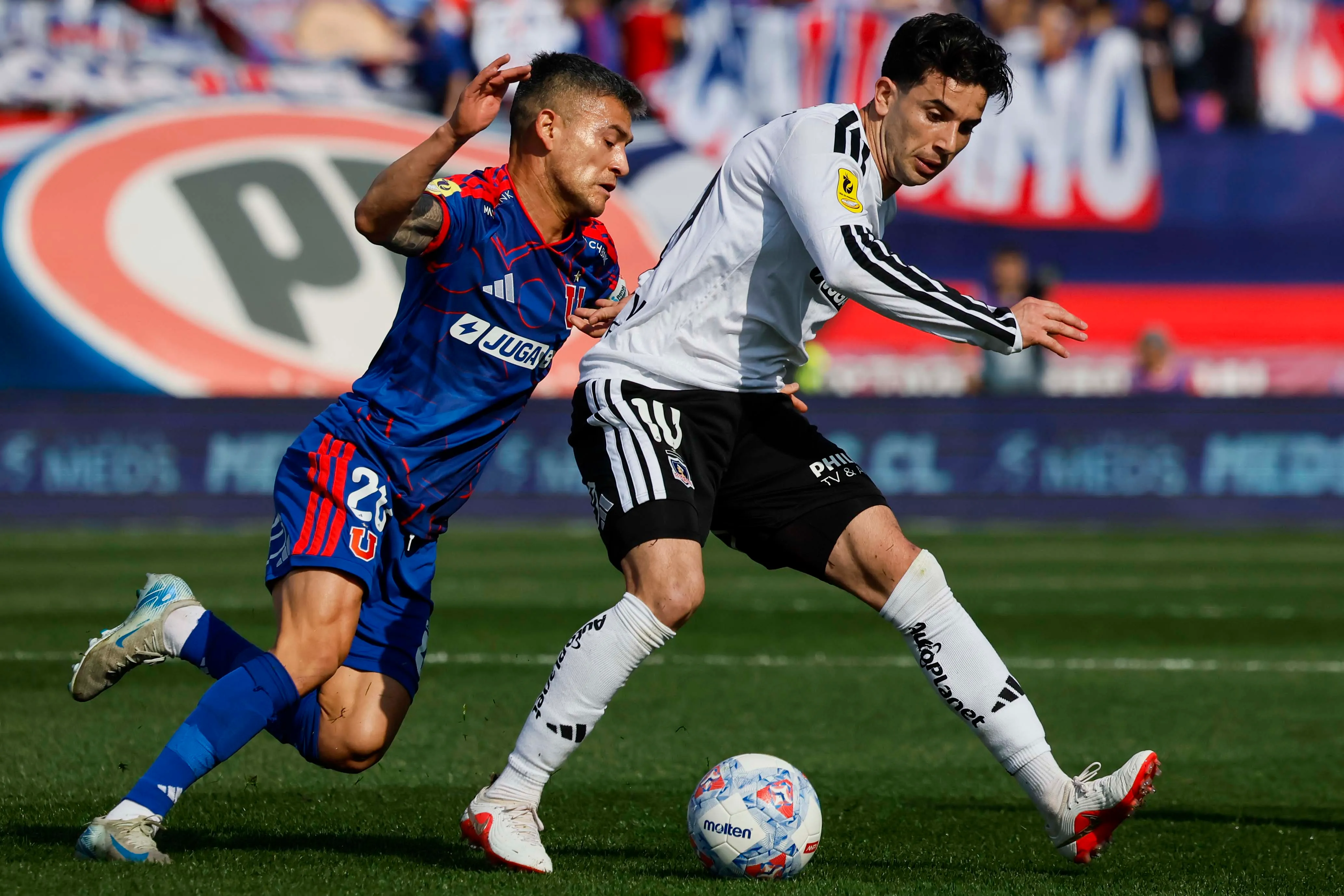 Lautaro Pastrán en acción ante Charles Aránguiz en el Superclásico. (Andrés Piña/Photosport).
